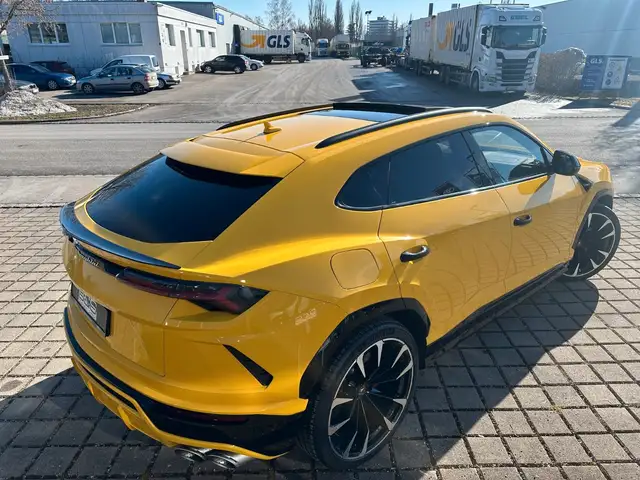 Lamborghini Urus view 7
