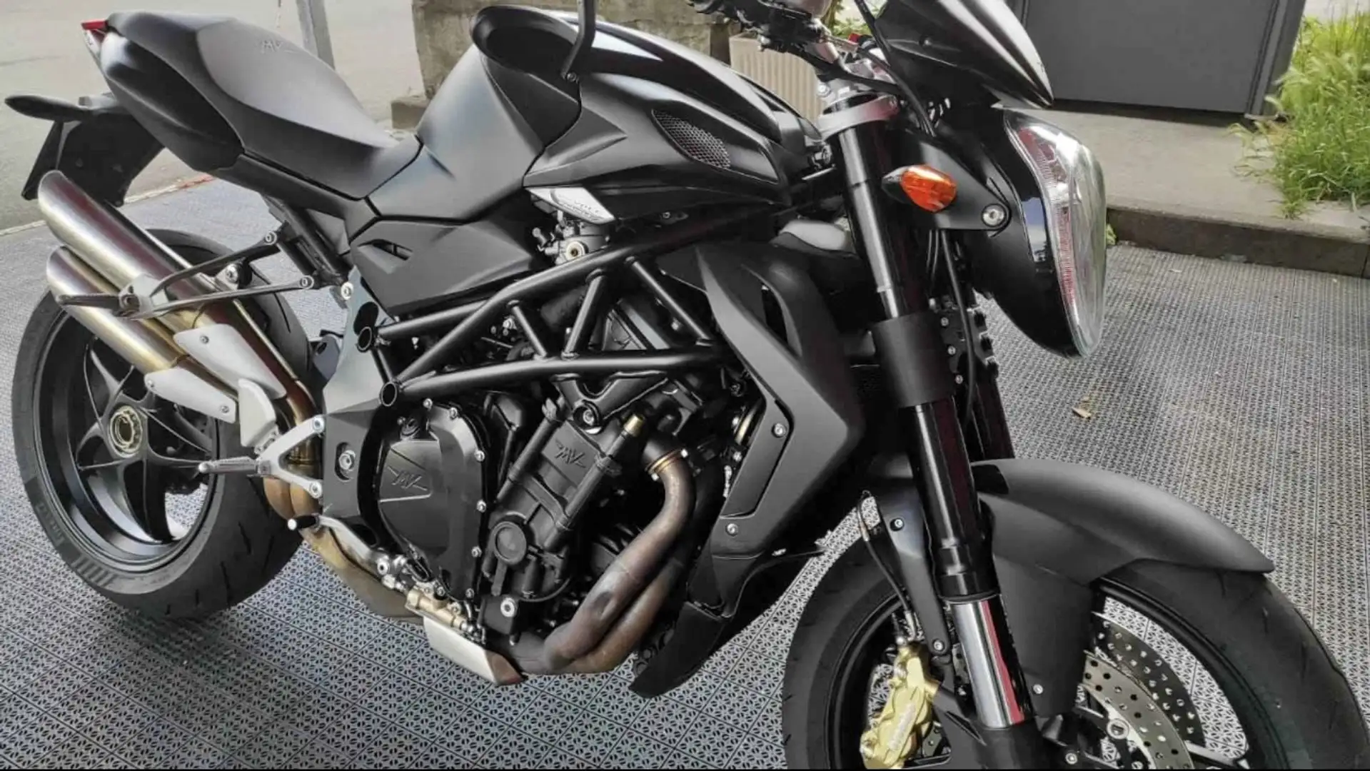 MV Agusta 900 - 1