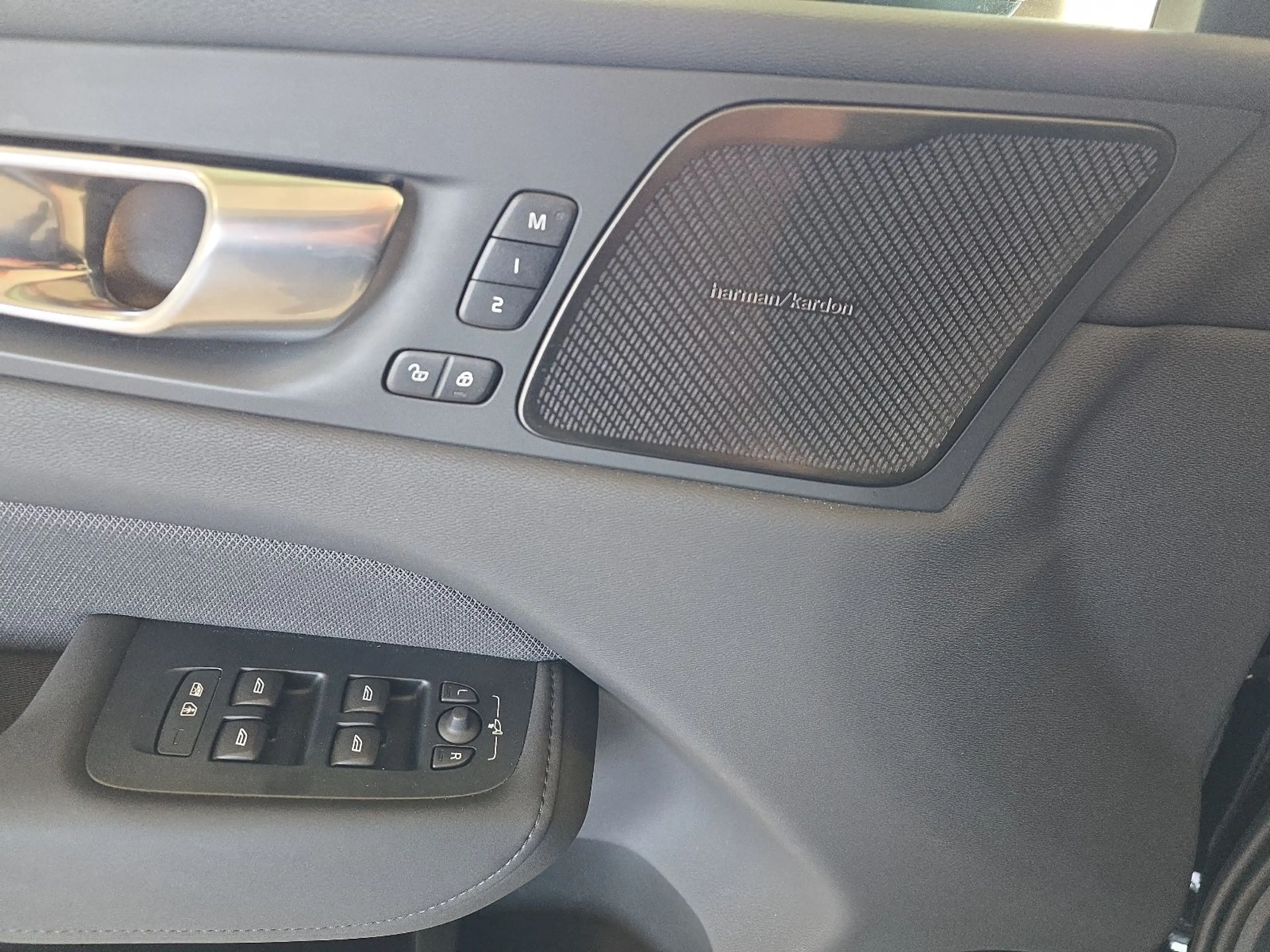 Volvo XC60 T8 Plus Black Edition Recharge AWD ACC 360° — photo 17
