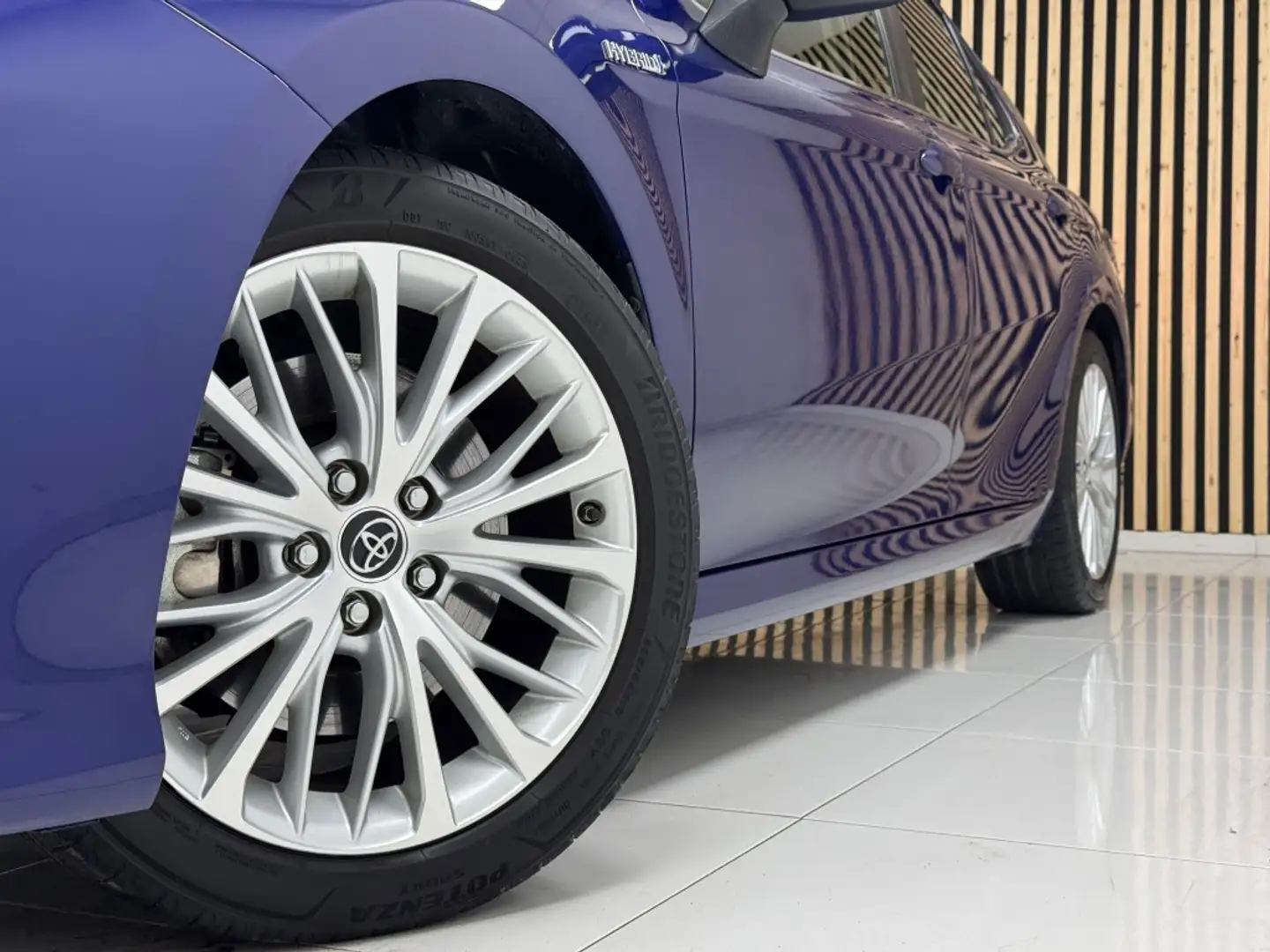 Toyota Camry Híbrido Advanced Aut. Azul - 2