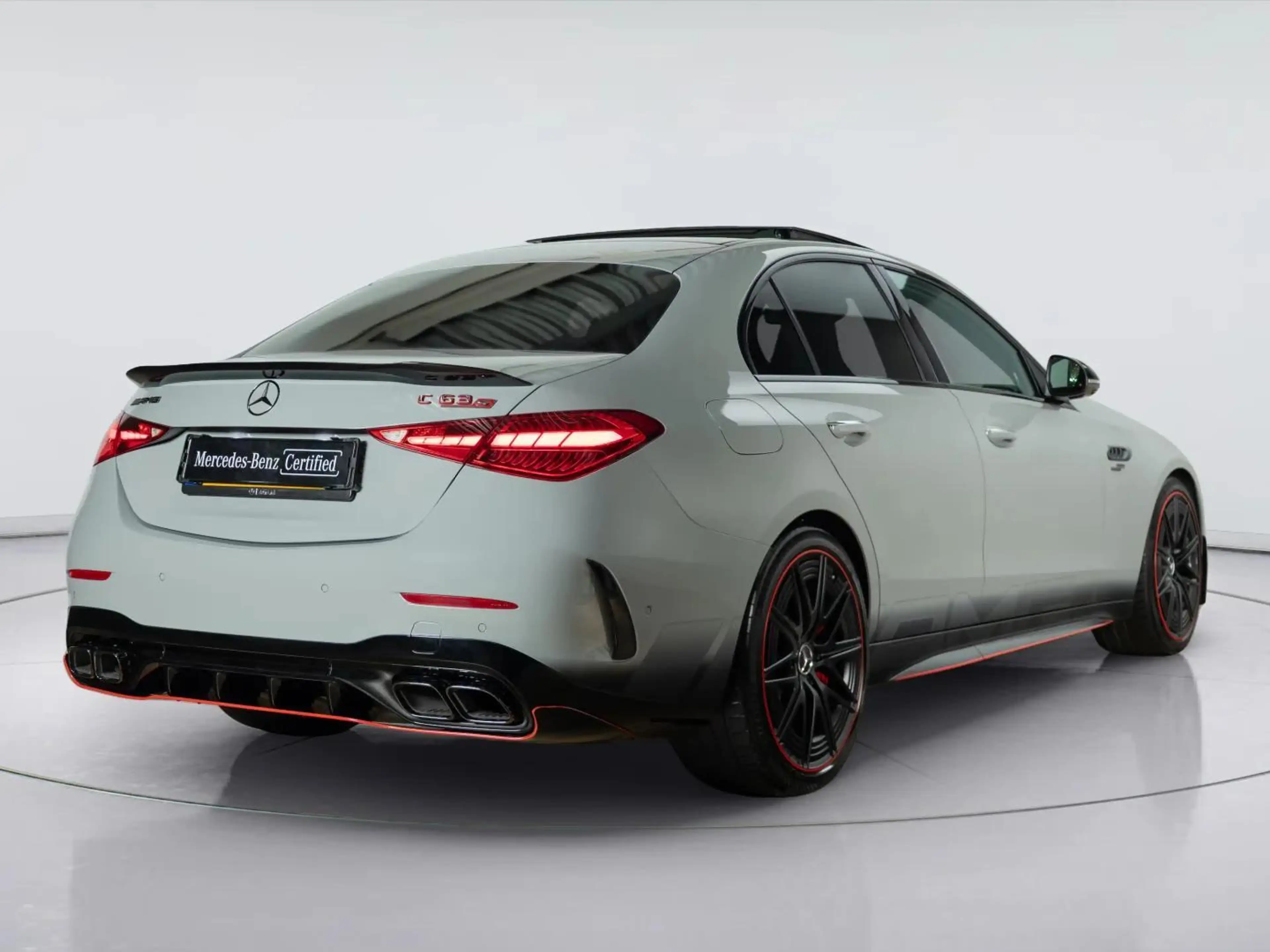 Mercedes-Benz C 63 AMG Limousine AMG S E Performance | Panorama dak — photo 2