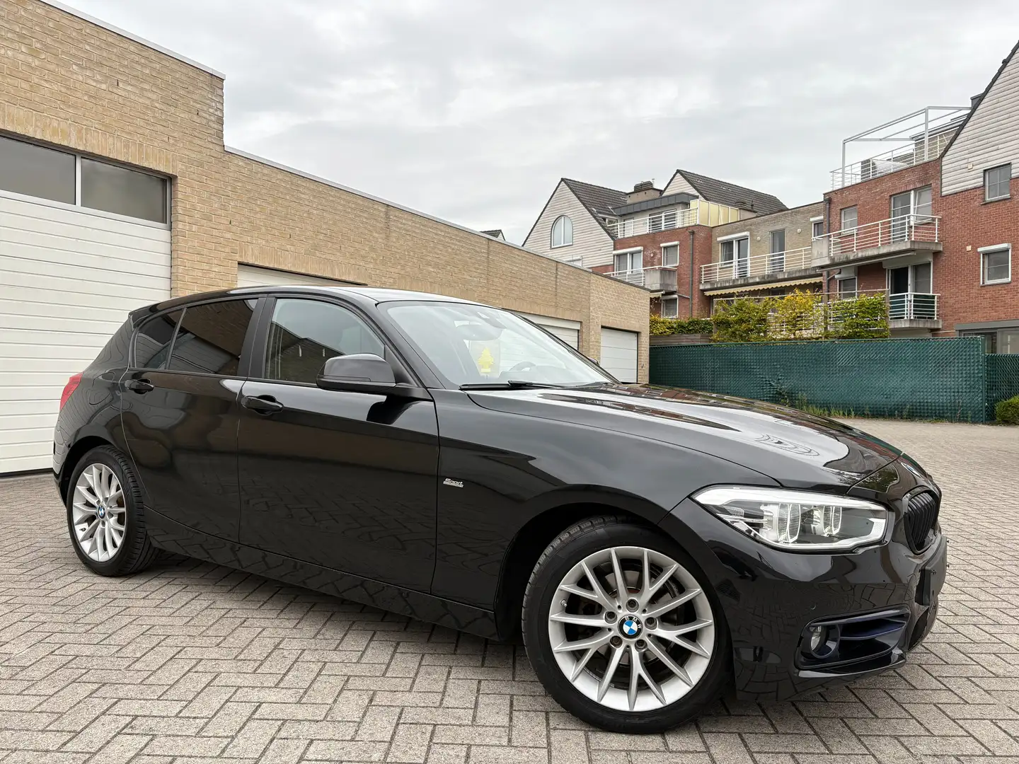 BMW 118 118i Aut. Sport Line / Benzine/12 Maanden Garantie Noir - 1