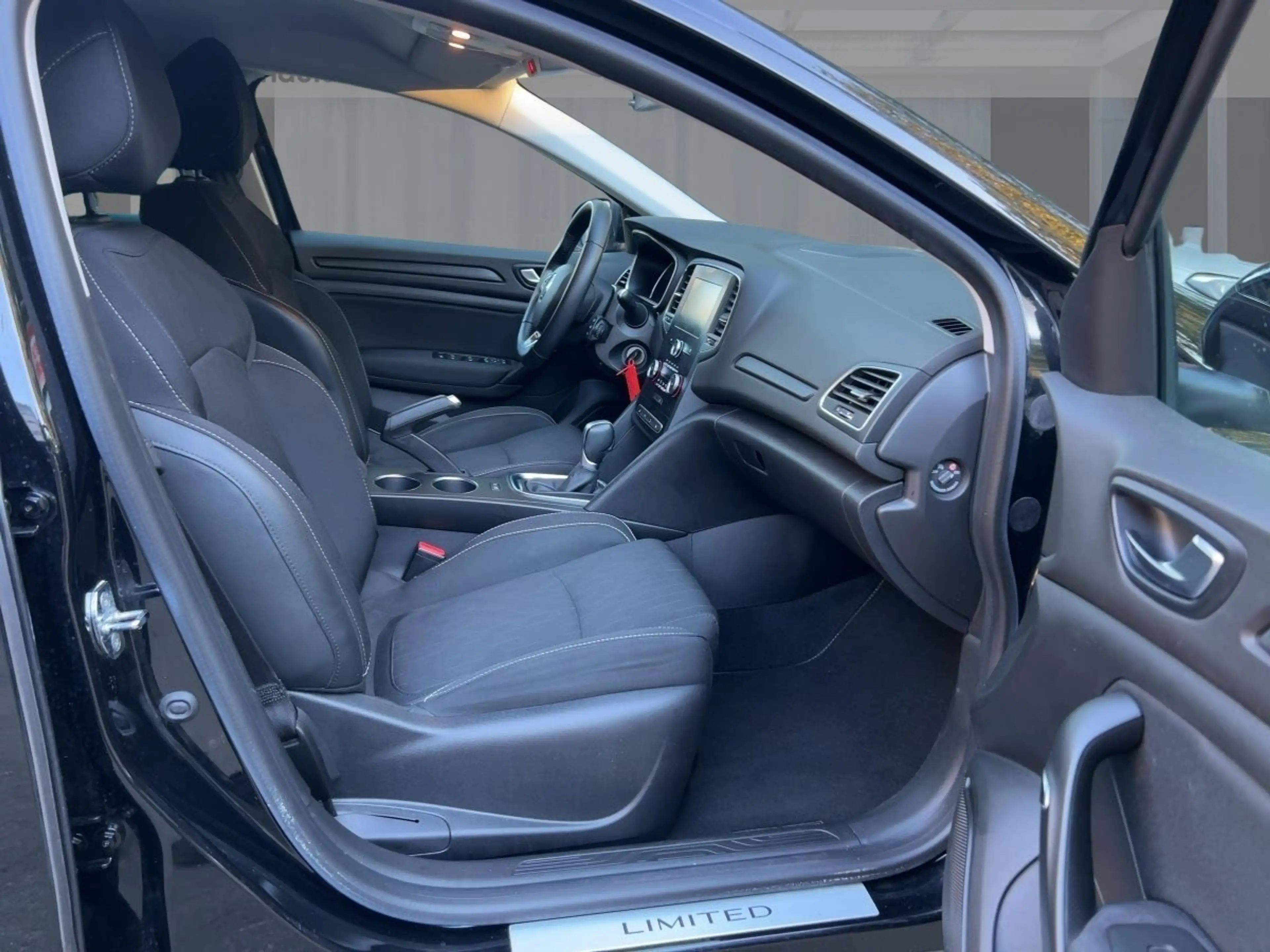 Renault Megane 5-Türer LIMITED Deluxe TCe 140 GPF EDC SHZ — photo 8