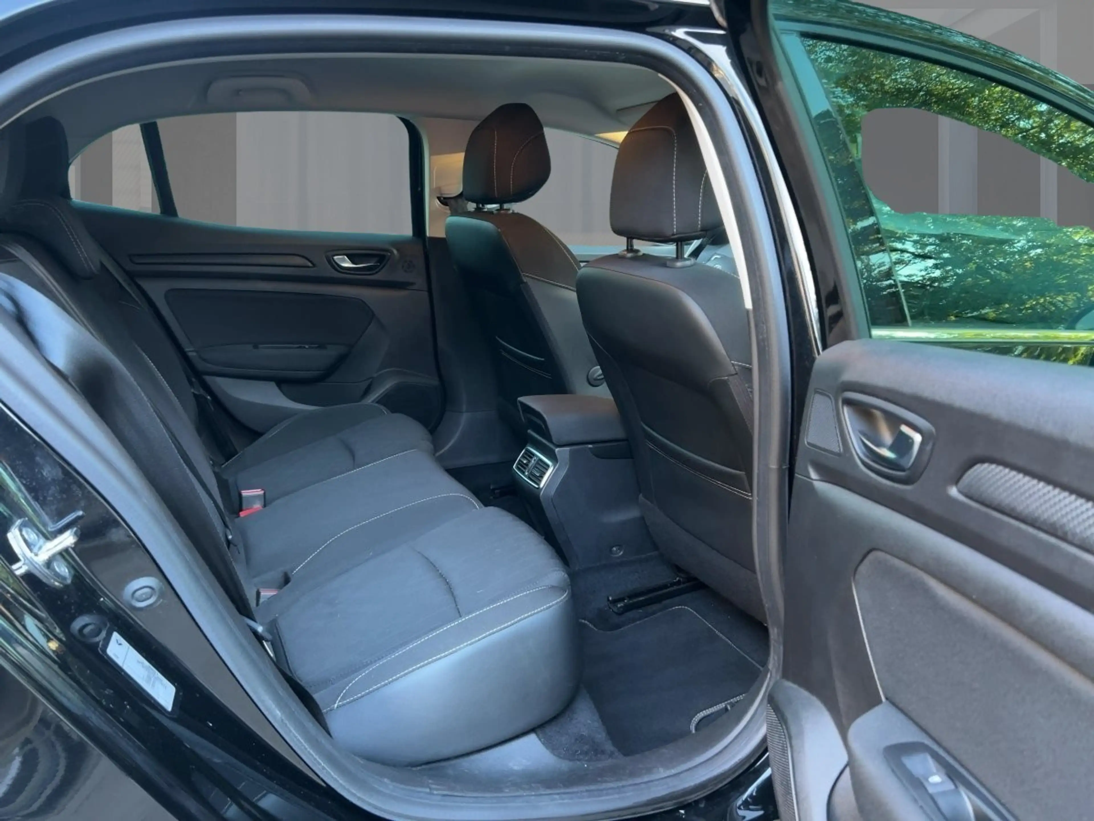 Renault Megane 5-Türer LIMITED Deluxe TCe 140 GPF EDC SHZ — photo 9