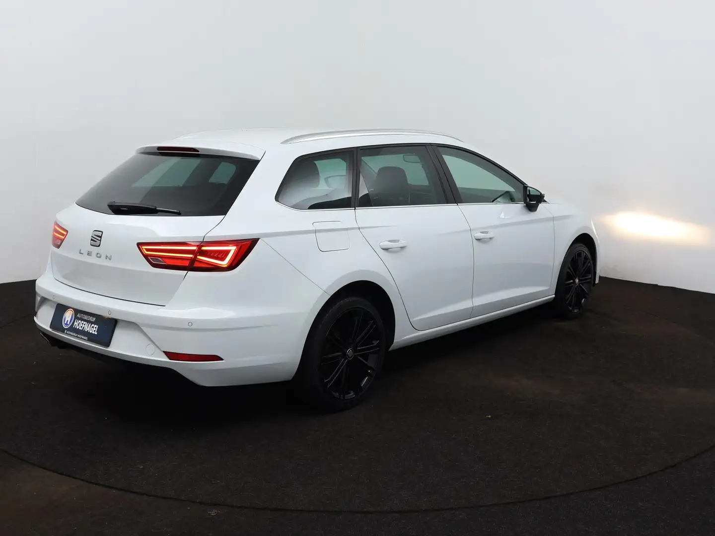 SEAT Leon ST 1.5 TSI Xcellence Automaat | Parkeersensoren | Wit - 2