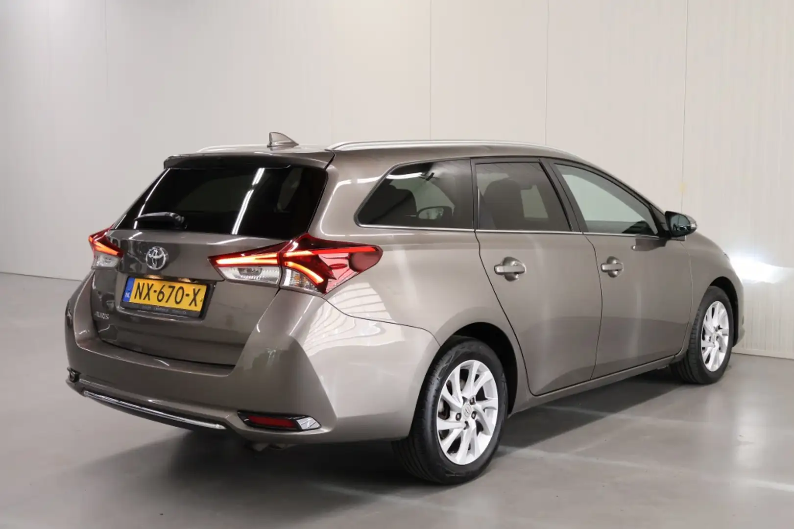 Toyota Auris Touring Sports 1.2T Dynamic Grau - 2
