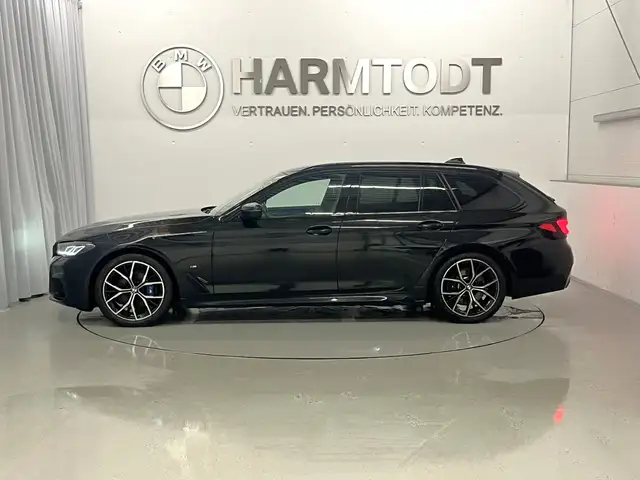 BMW 5 Series view 4