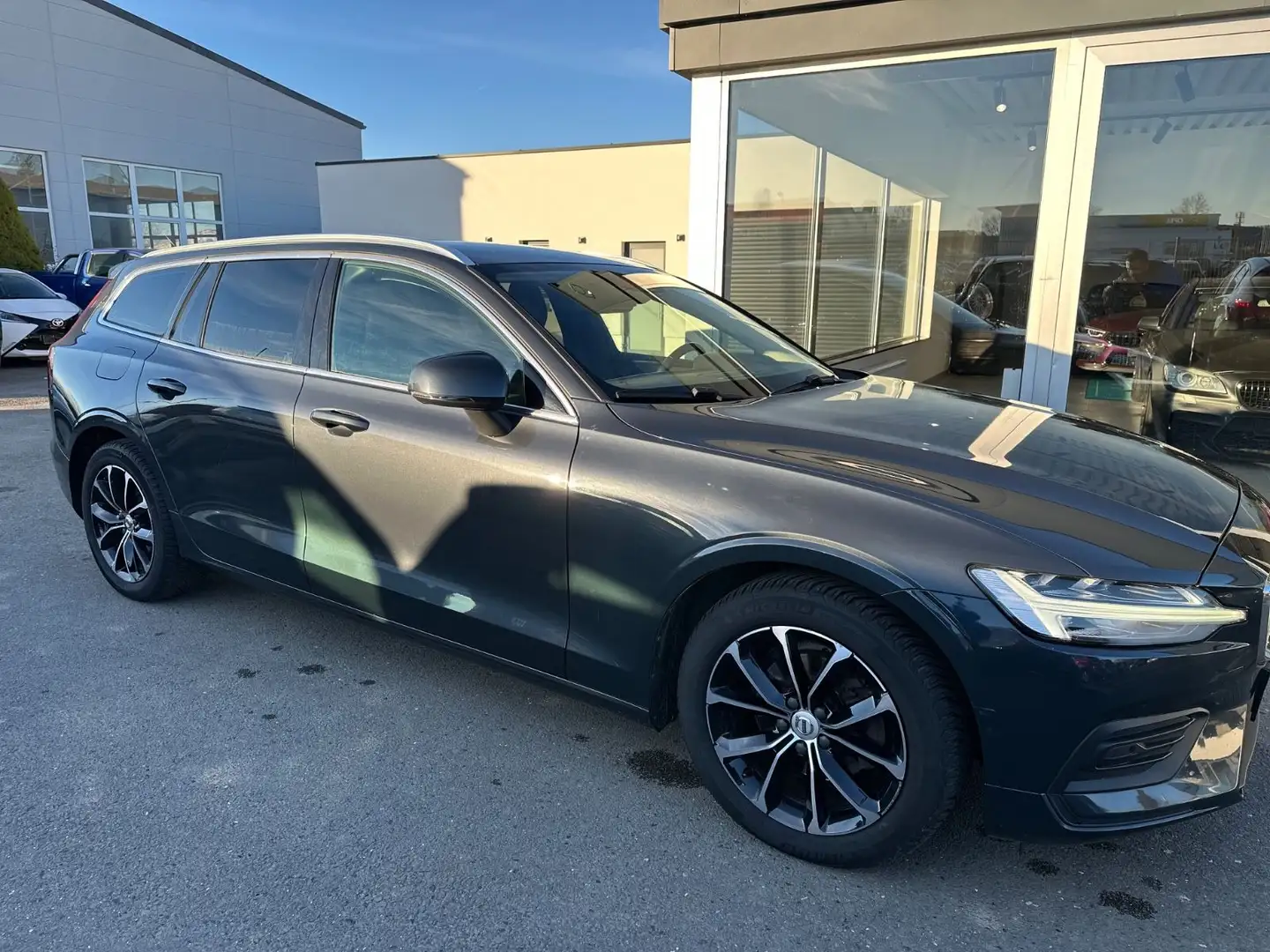Volvo V60 Kombi Momentum LED Navigation Leder Grijs - 2