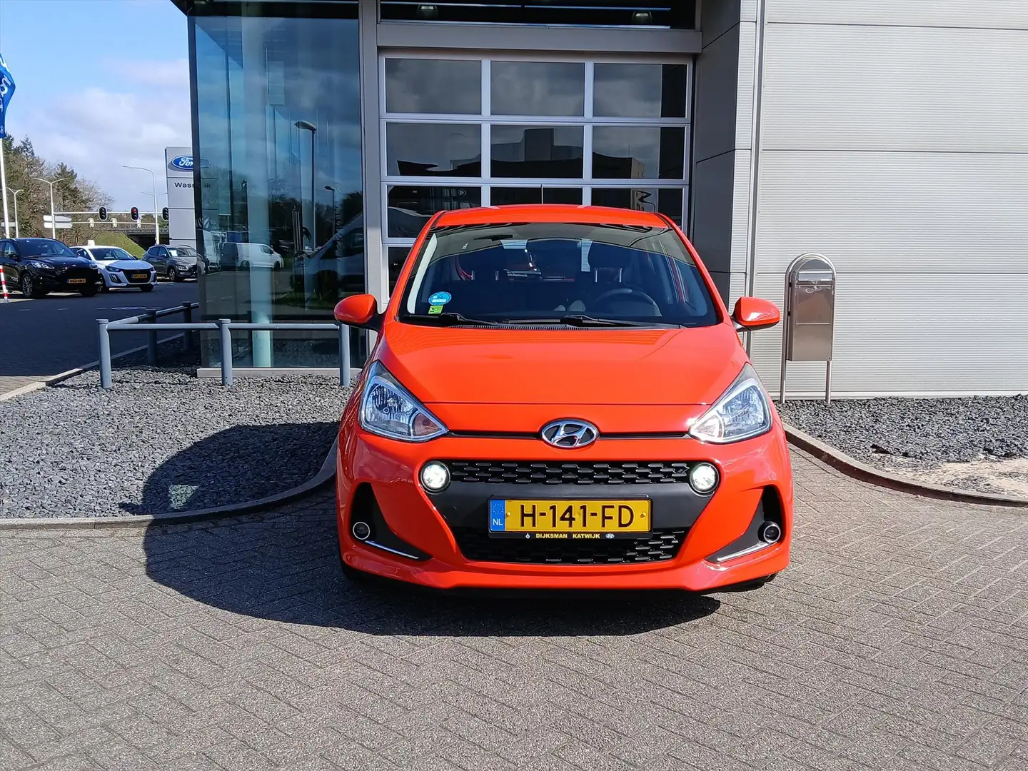 Hyundai i10 1.0i 66pk Comfort | Navigatie | Airco | Parkeersen Rood - 2