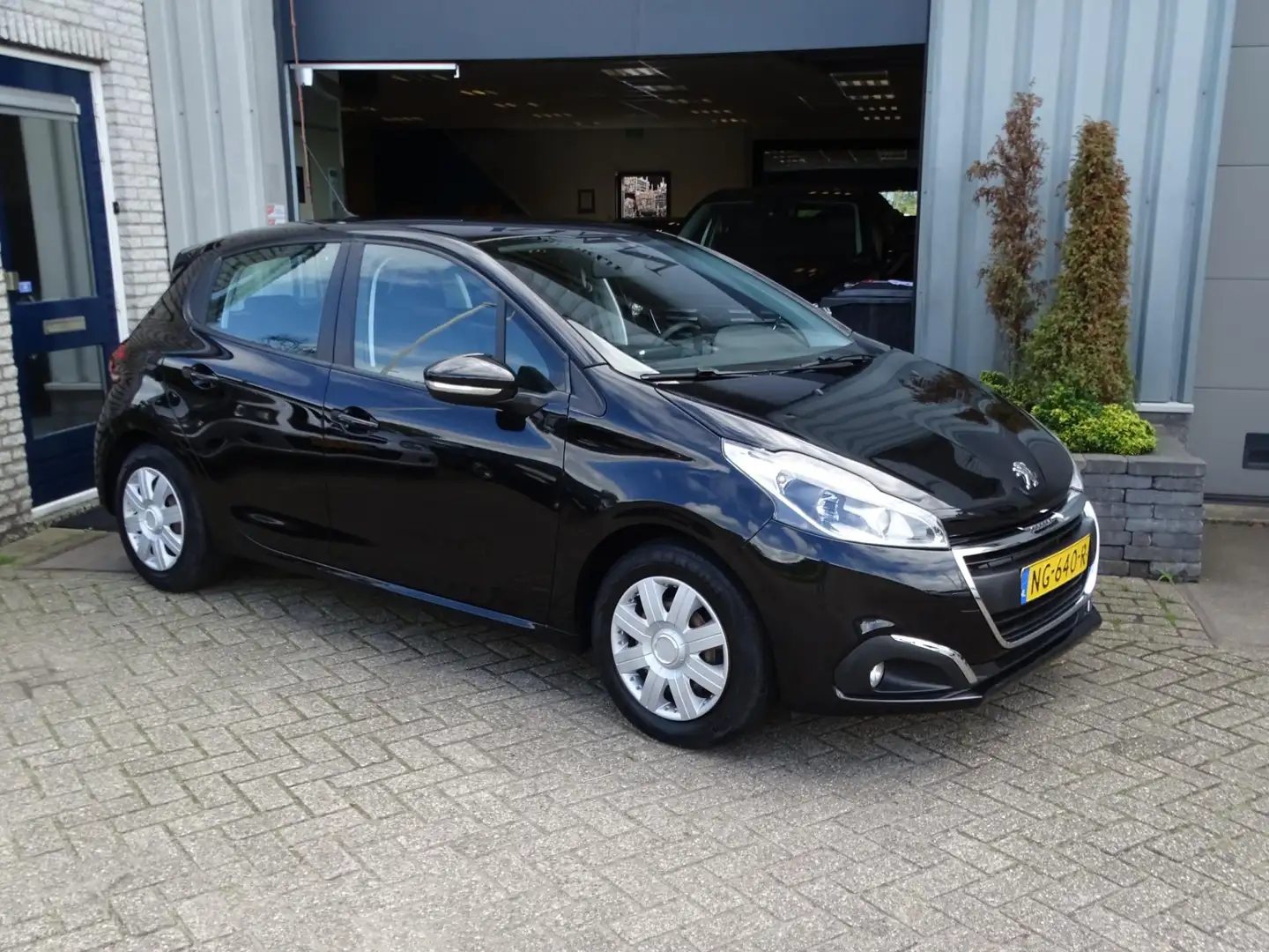 Peugeot 208 1.2 PureTech Blue Lion Schwarz - 2