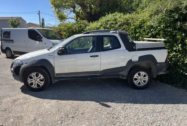 Fiat Strada view 2