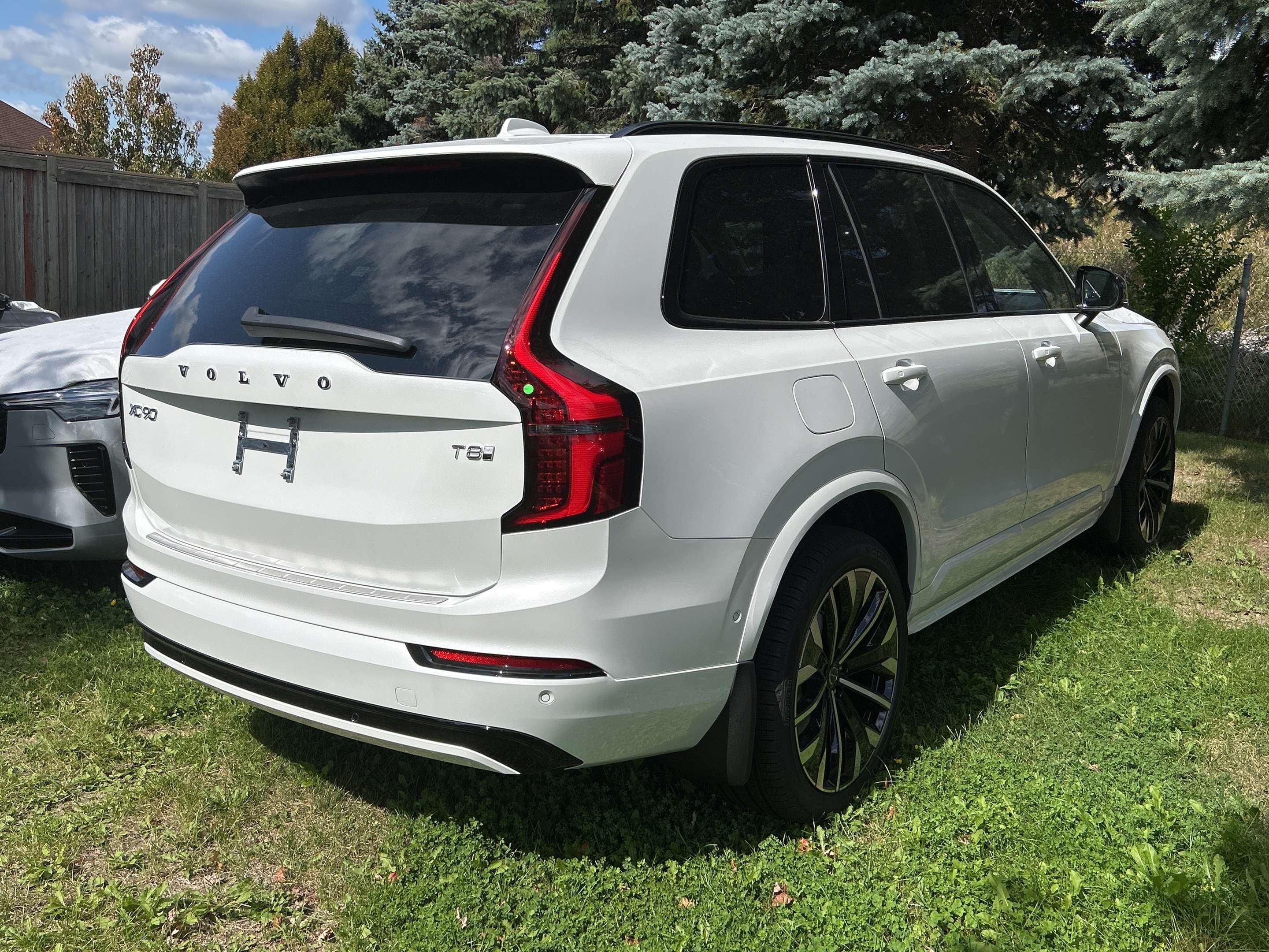 2026 Volvo XC90 T8 AWD Plus Dark Theme 7-Seater alt 4
