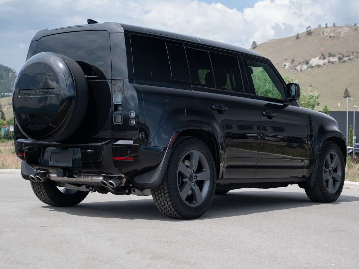 2026 Land Rover Defender 110 P525 V8 alt 2