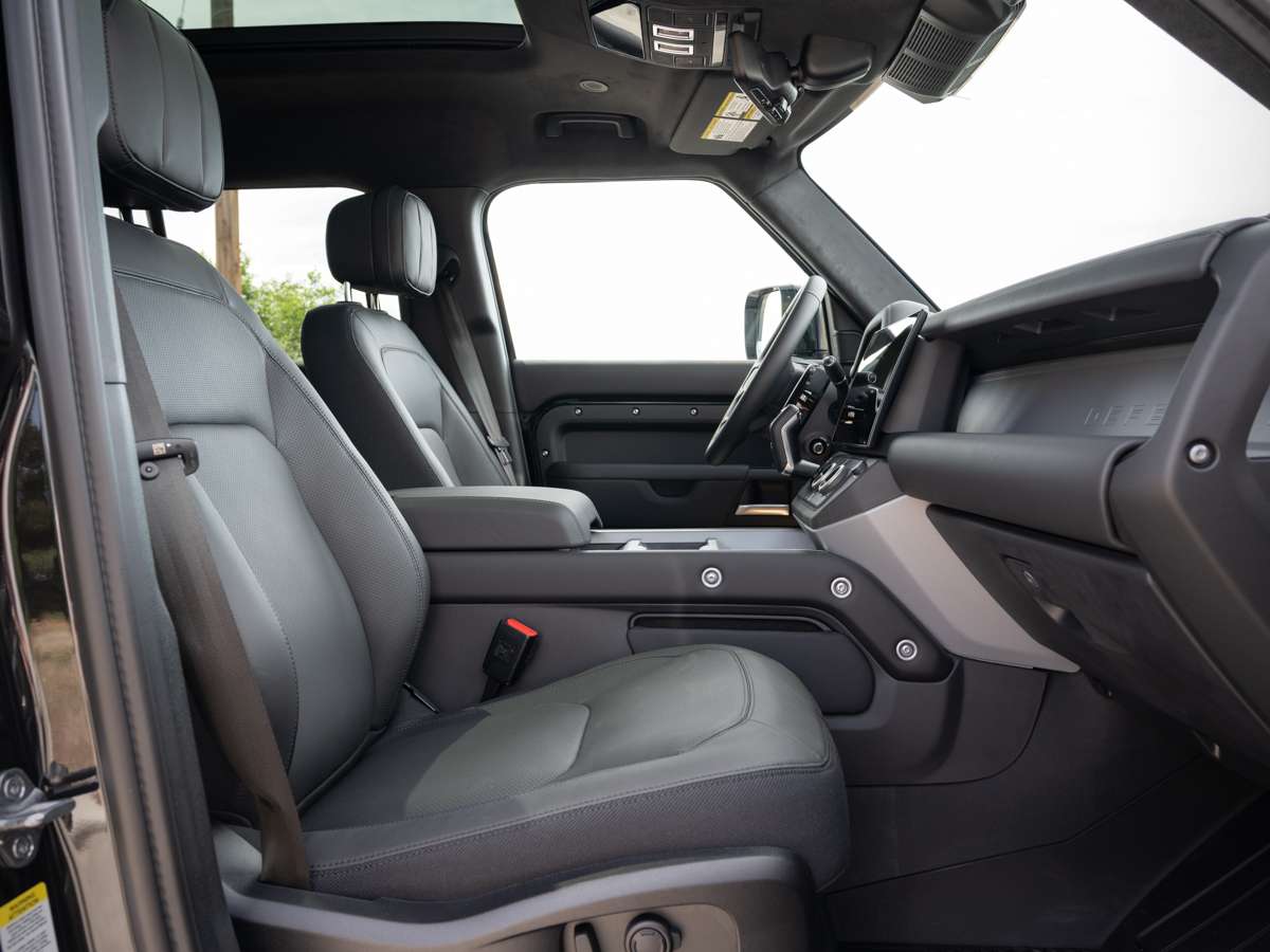 2026 Land Rover Defender 110 P525 V8 alt 3