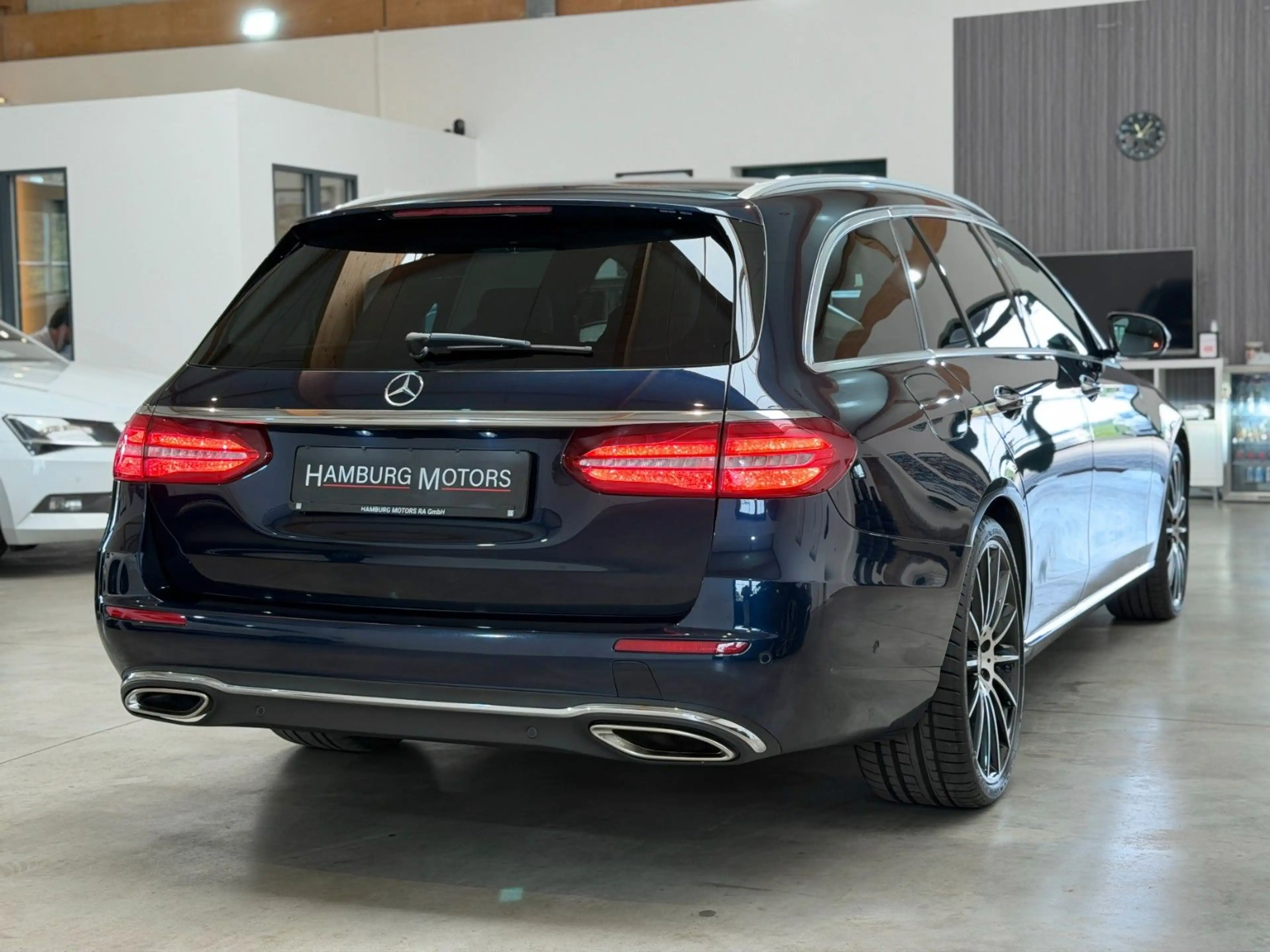 Mercedes-Benz E 400 CGI T 4MATIC 9G-TRONIC LEDER/CAM/BUR/333PS — photo 4