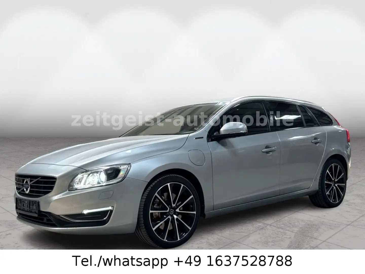 Volvo V60 Plug-in-Hyb* AWD*LEDER*1.HAND*SERVICE NEU* Silber - 1