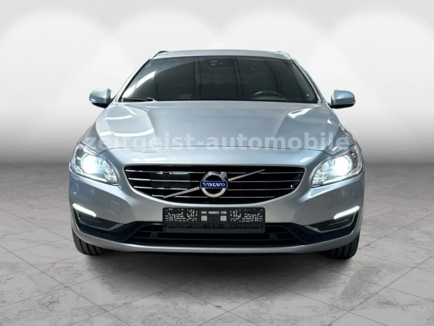 Volvo V60 Plug-in-Hyb* AWD*LEDER*1.HAND*SERVICE NEU* Silber - 2