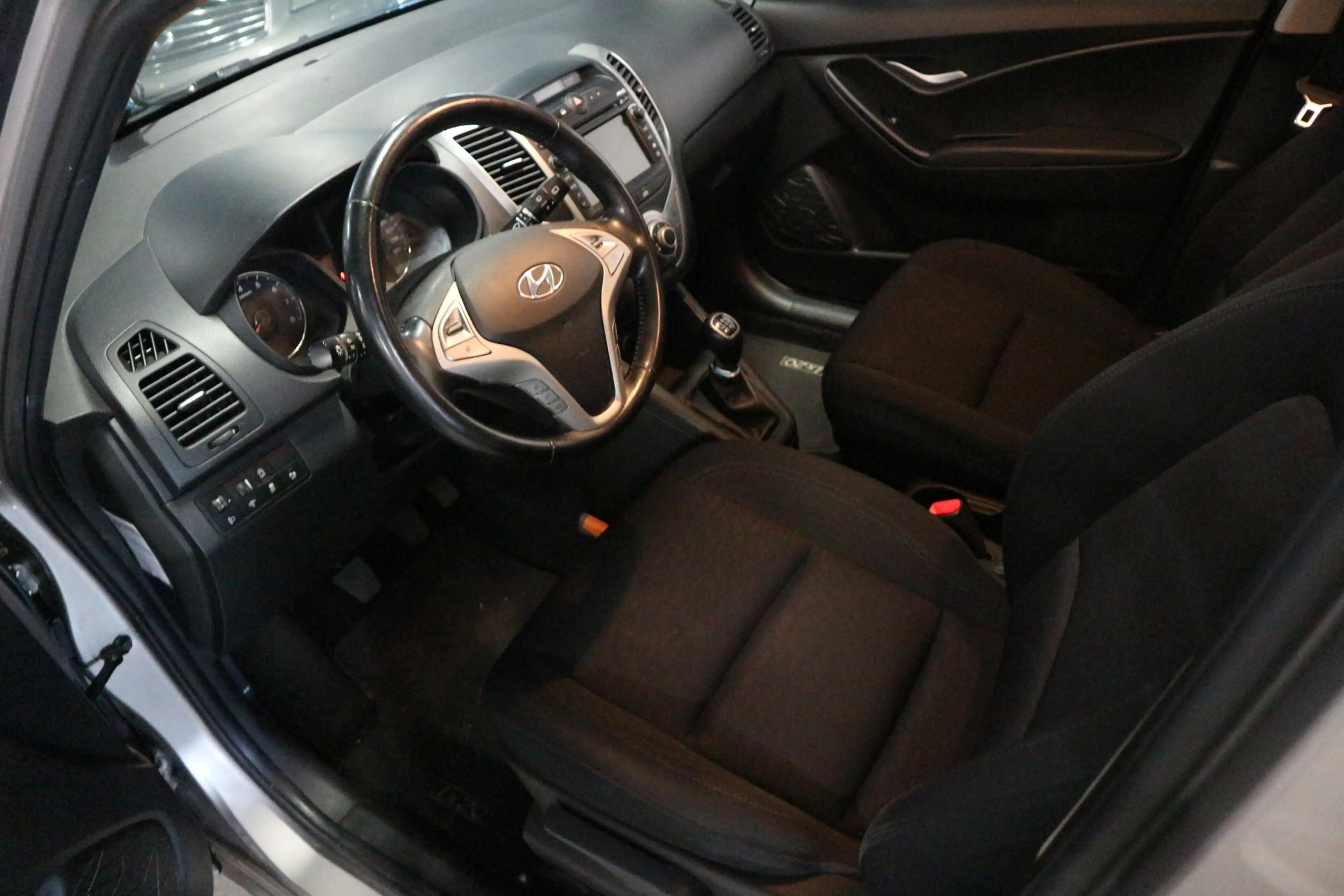 Hyundai iX20 1.4i Go! / Camera / Velg / Airco / APK 2027 ! ! ! — photo 12