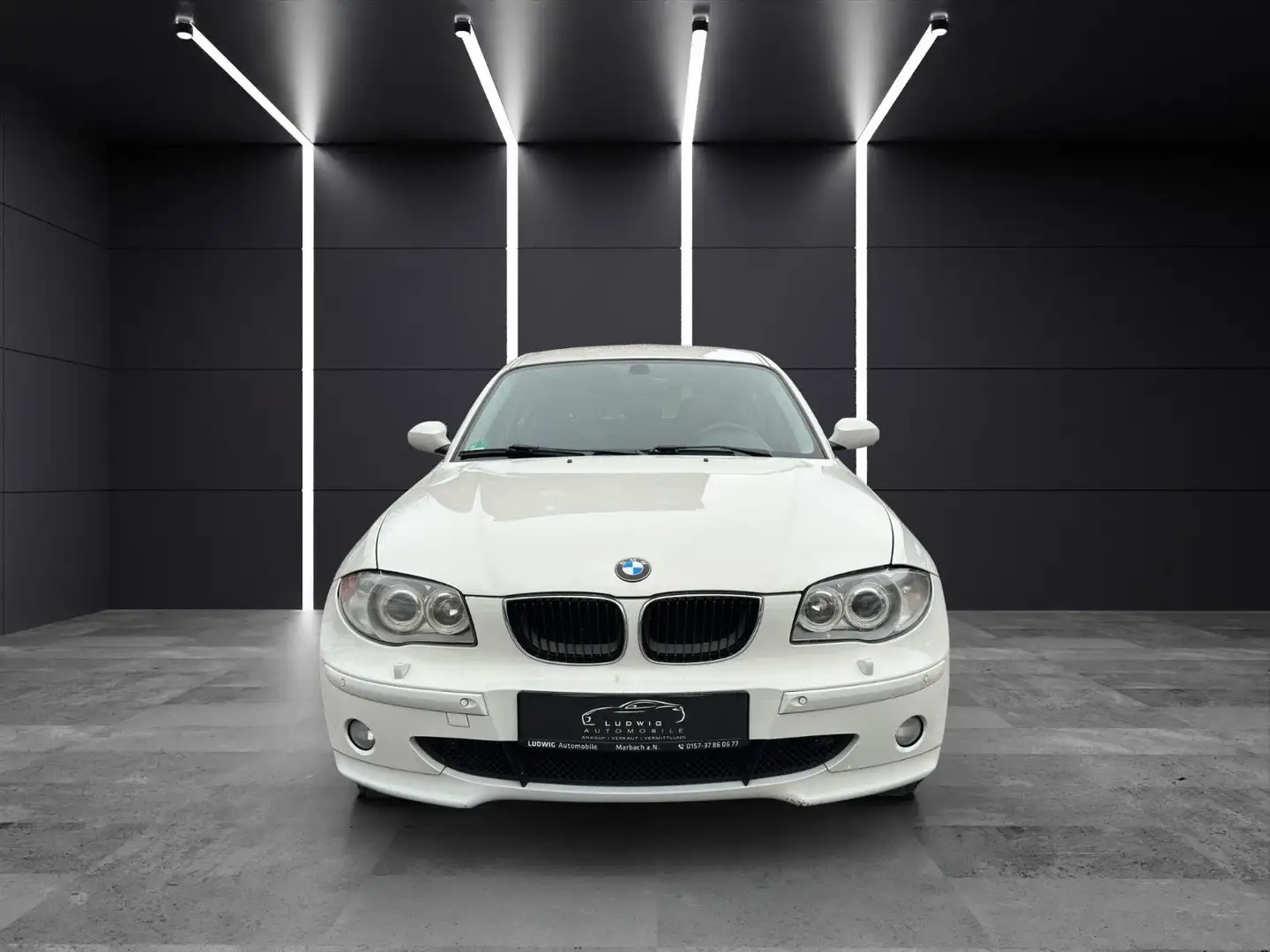 BMW 120 1 Limousine 120i / AUTOMATIK / 5 TÜRE / AHK Weiß - 2