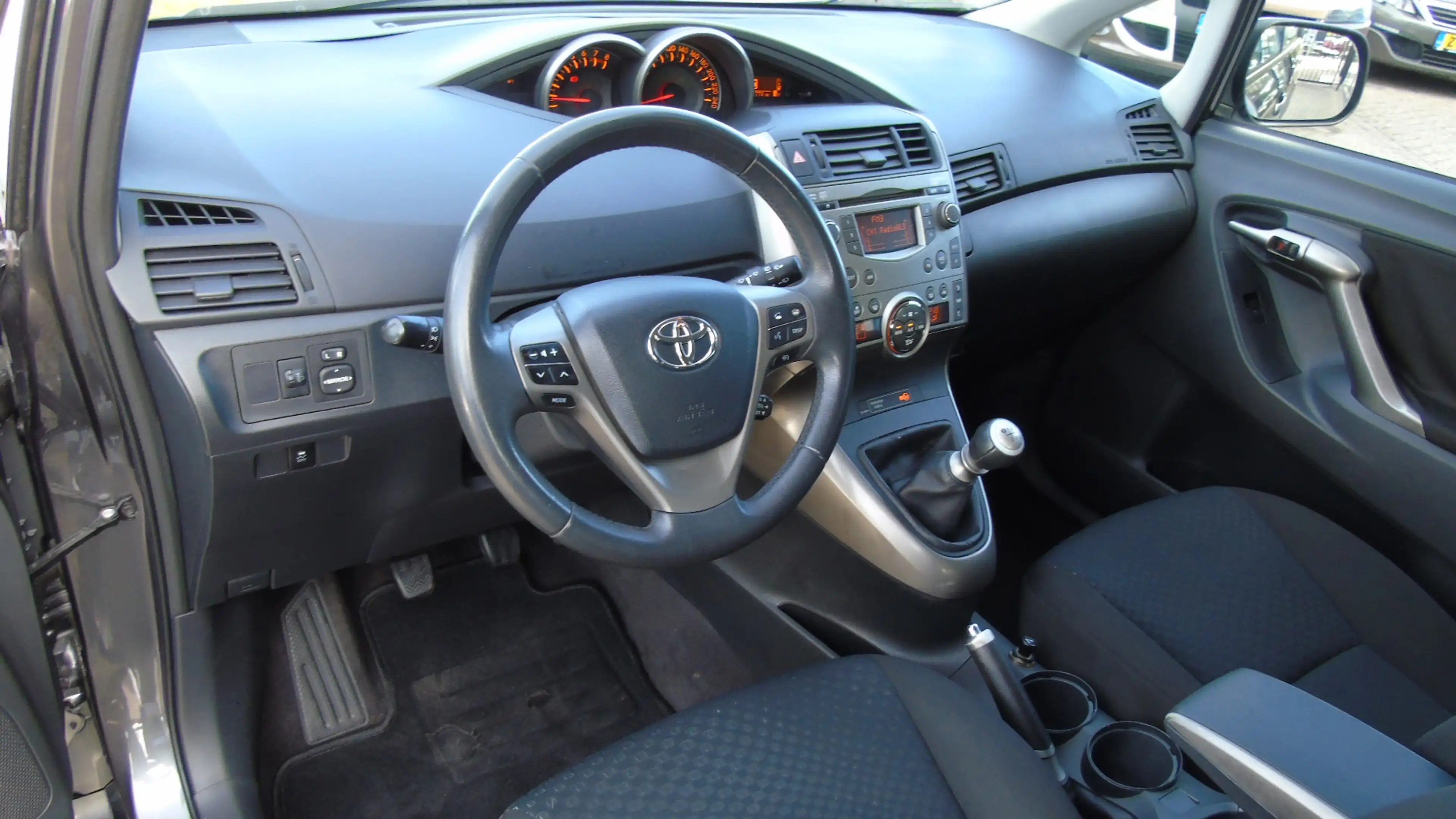 Toyota Verso 1.6 VVT-i Comfort — photo 9