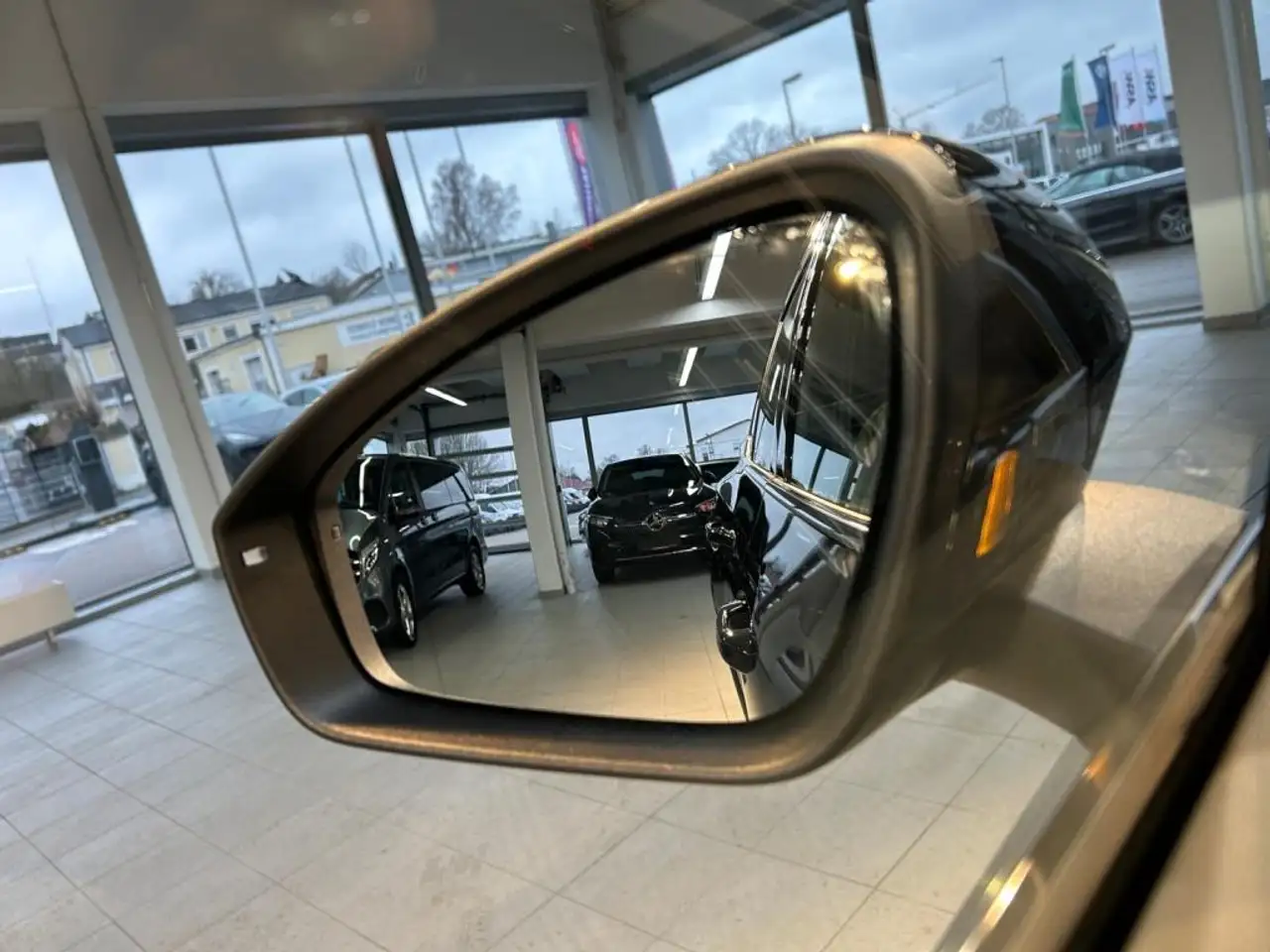 Volkswagen Tiguan 2.0 TDI R-Line Fahrassist+Pano+SHD+Wide 9