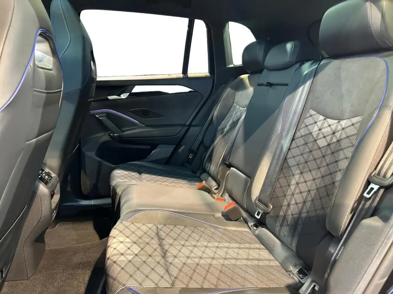 Volkswagen Tiguan 2.0 TDI R-Line Fahrassist+Pano+SHD+Wide 8