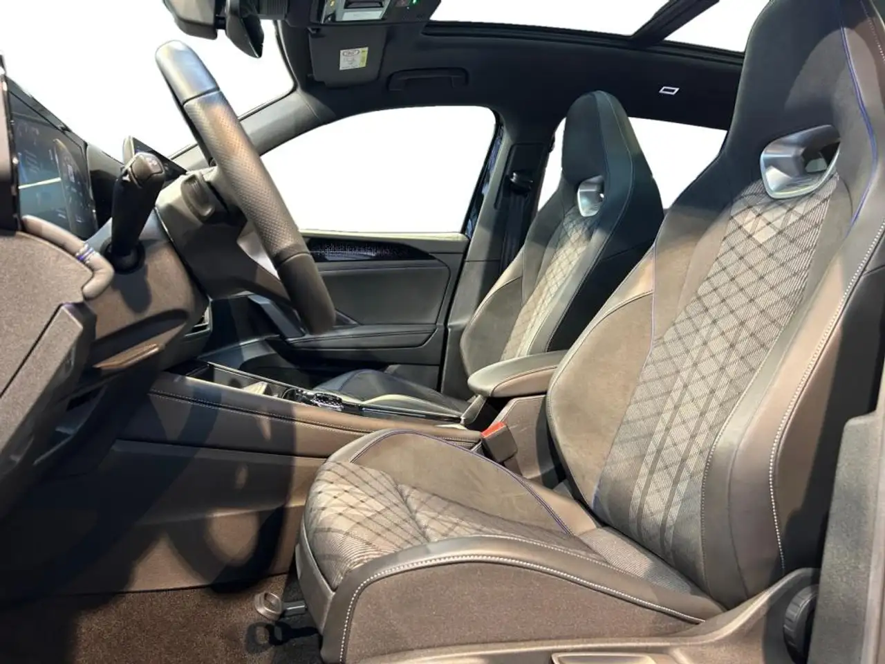 Volkswagen Tiguan 2.0 TDI R-Line Fahrassist+Pano+SHD+Wide 6