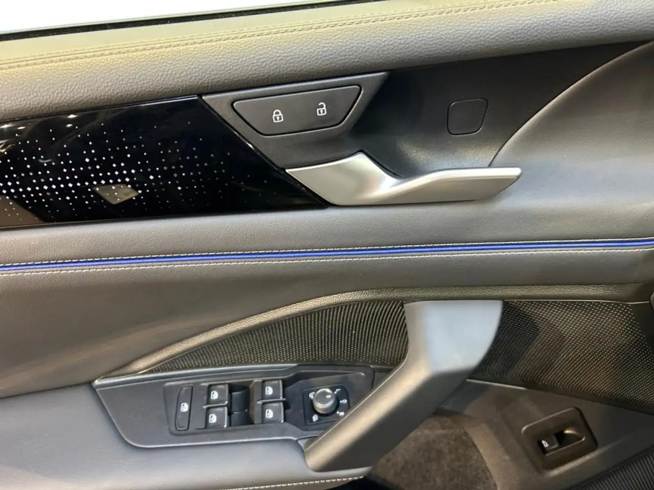 Volkswagen Tiguan 2.0 TDI R-Line Fahrassist+Pano+SHD+Wide 16