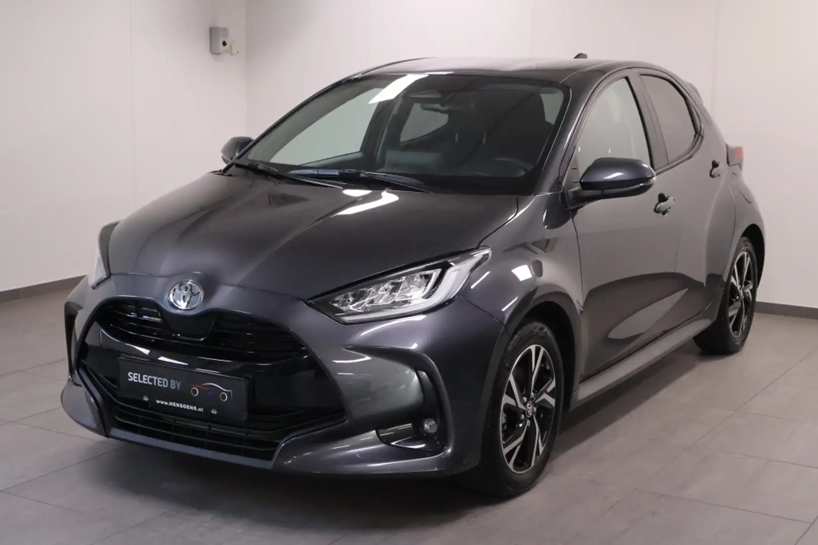 Toyota Yaris 1.5 Hybride 115 Dynamic met Winterpack! Grijs - 1