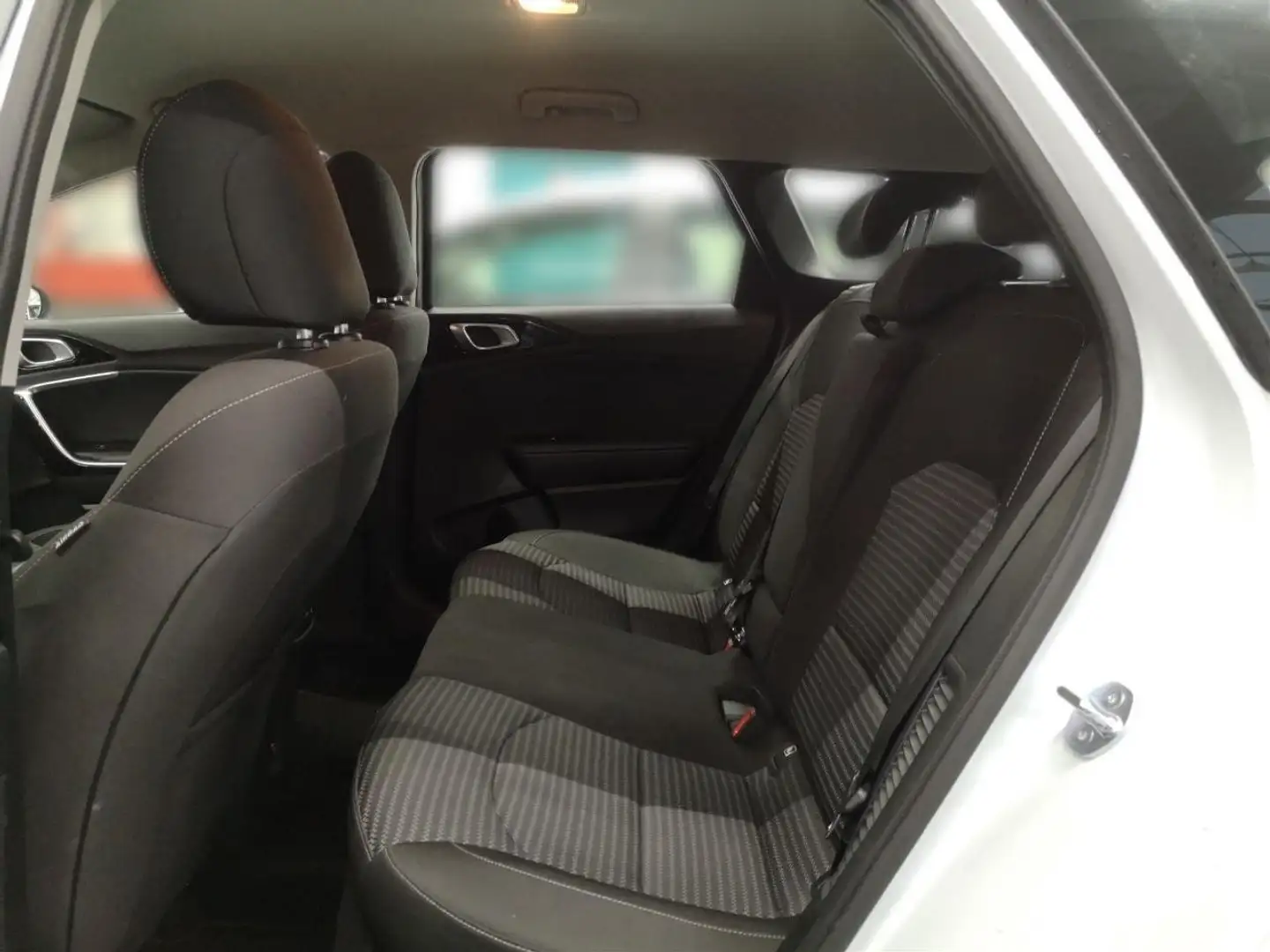 Kia Ceed SW 1,6 PHEV Spirit Weiß - 2