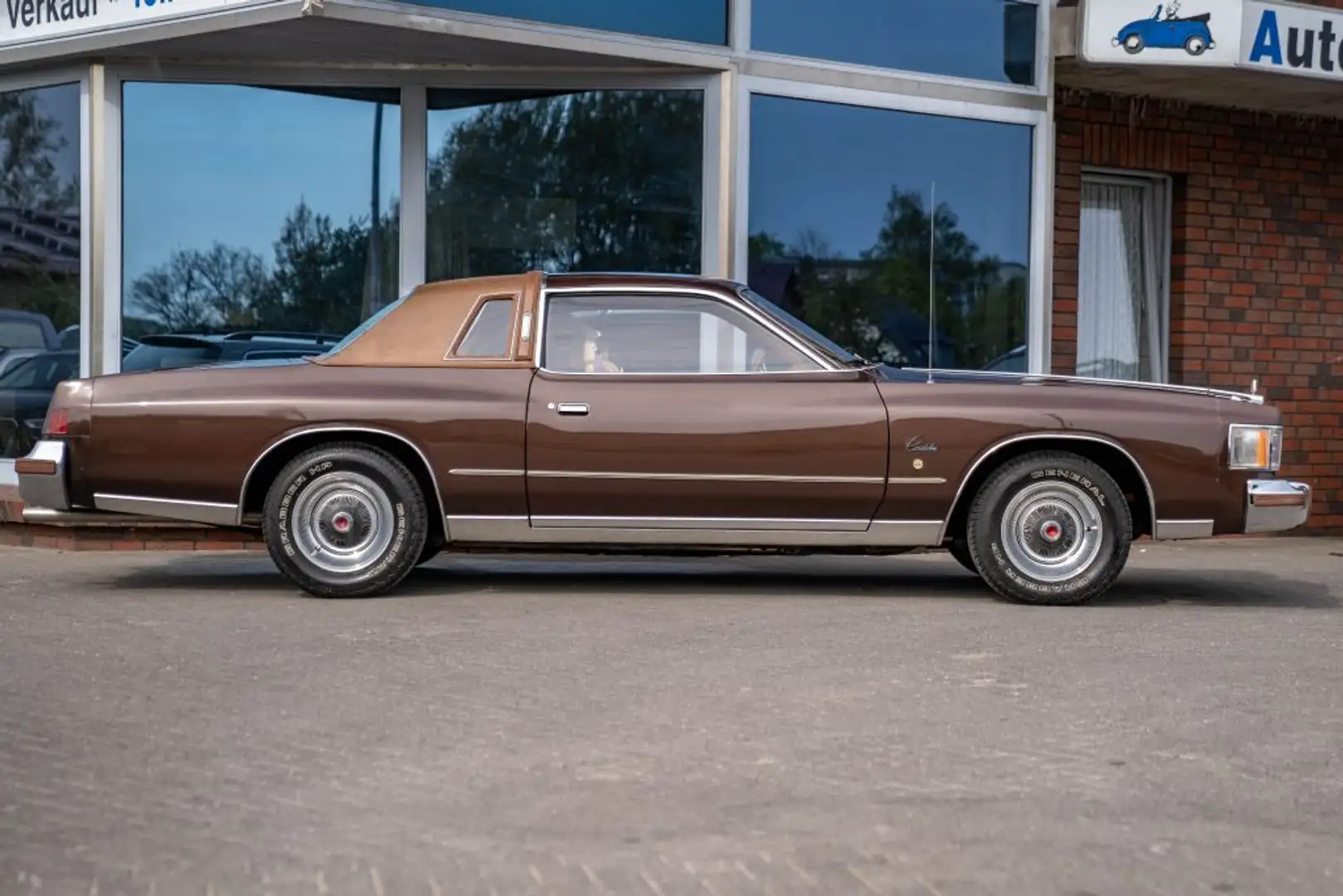 Chrysler Cordoba Coupe V8 5.2L two Door Oldimer inclusive H Marrón - 2
