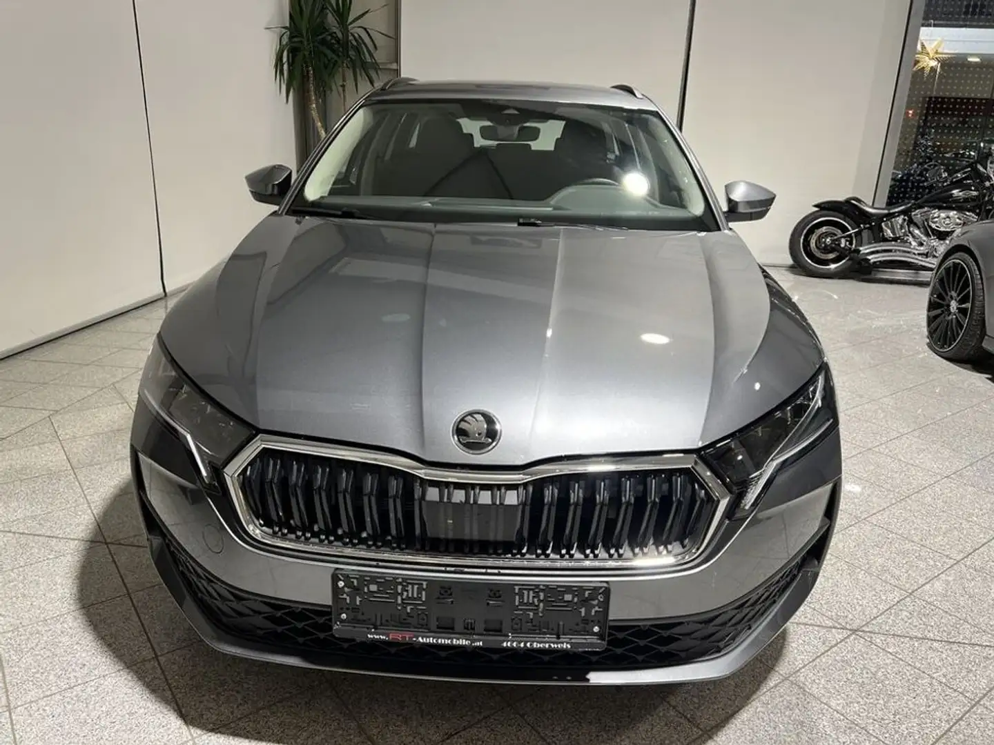 Skoda Octavia 2.0 TDI Essence Grau - 2