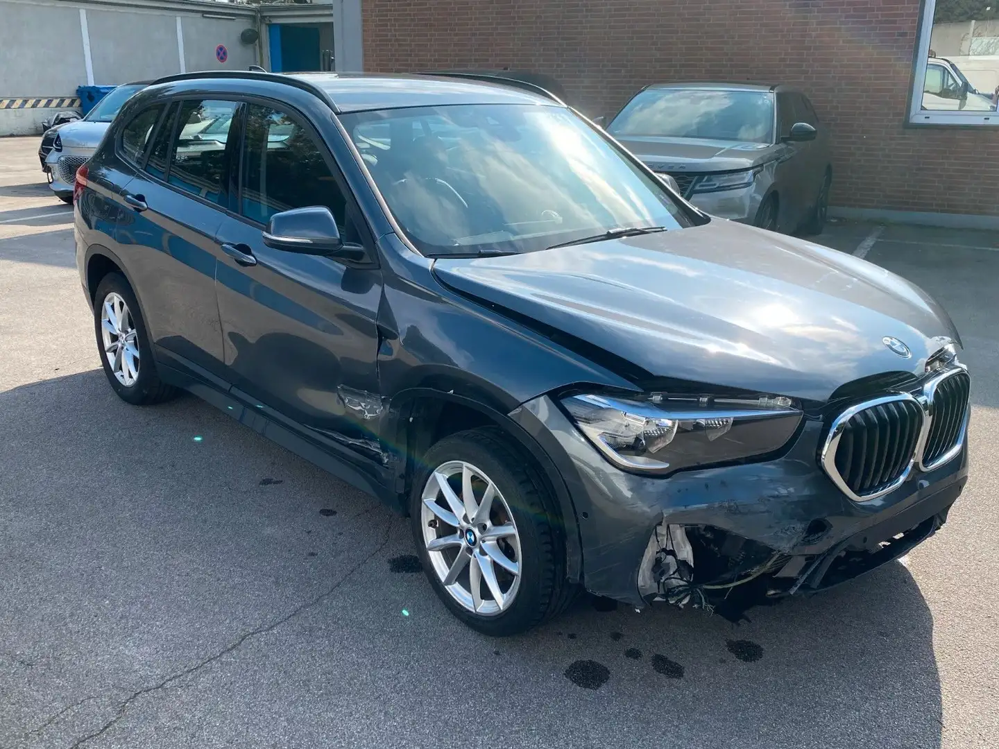 BMW X1 sDrive 18i Automatik Advantage Grau - 2