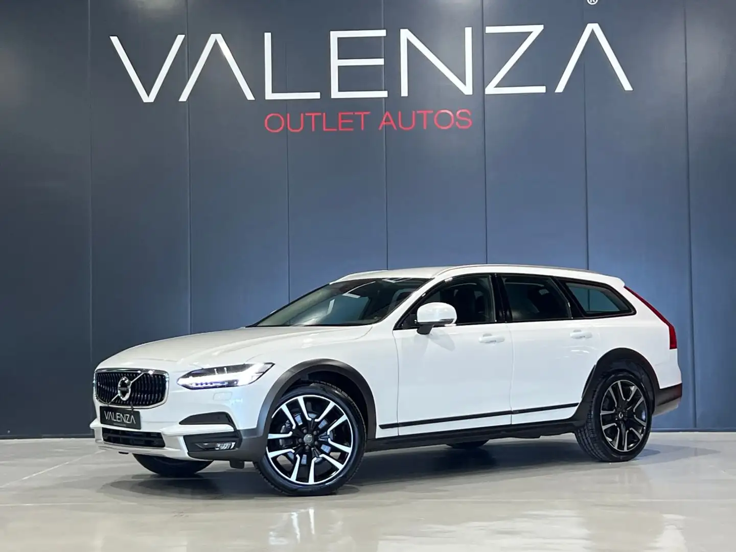 Volvo V90 D4 Momentum Aut. 190 Blanc - 1