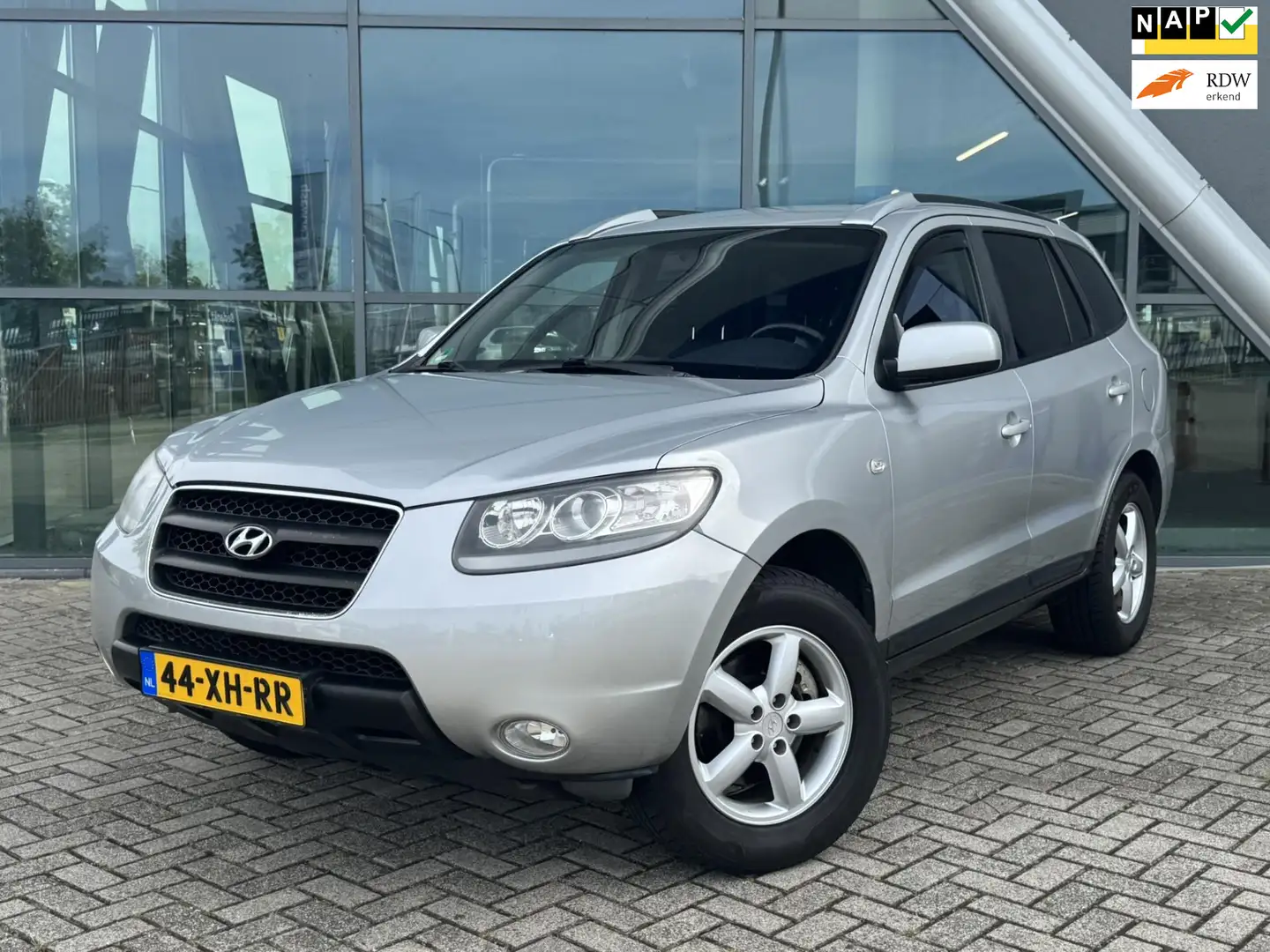 Hyundai SANTA FE 2.7i V6 Dynamic 189pk Navigatie / Trekhaak / Cruis Grijs - 1