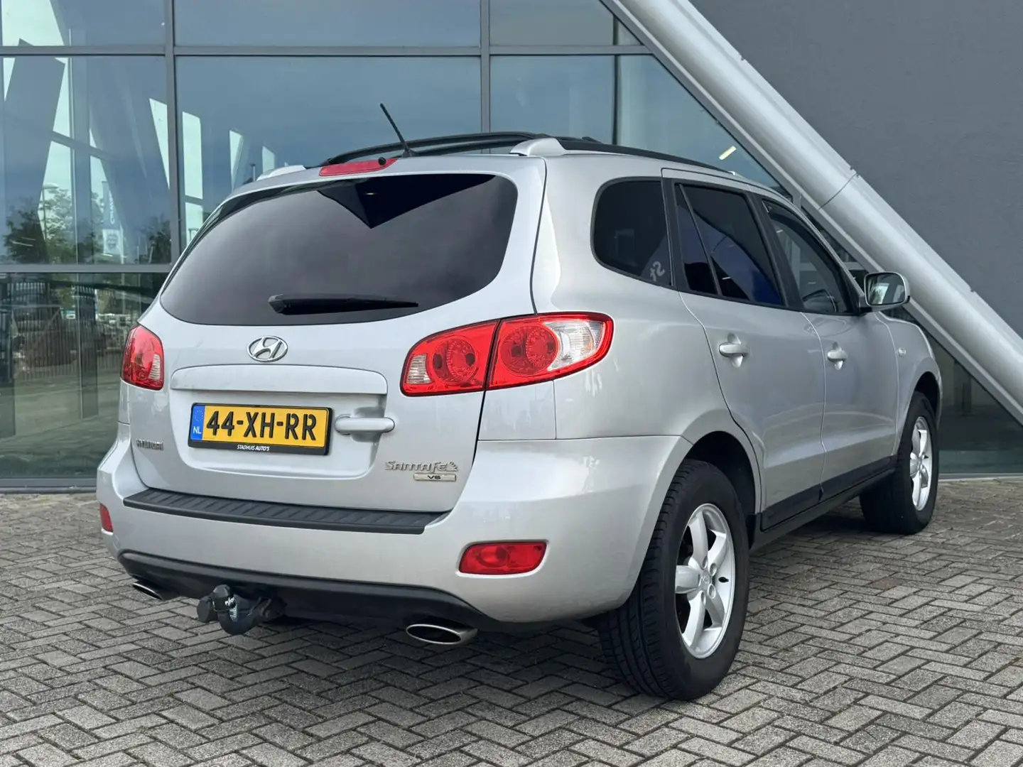 Hyundai SANTA FE 2.7i V6 Dynamic 189pk Navigatie / Trekhaak / Cruis Grijs - 2