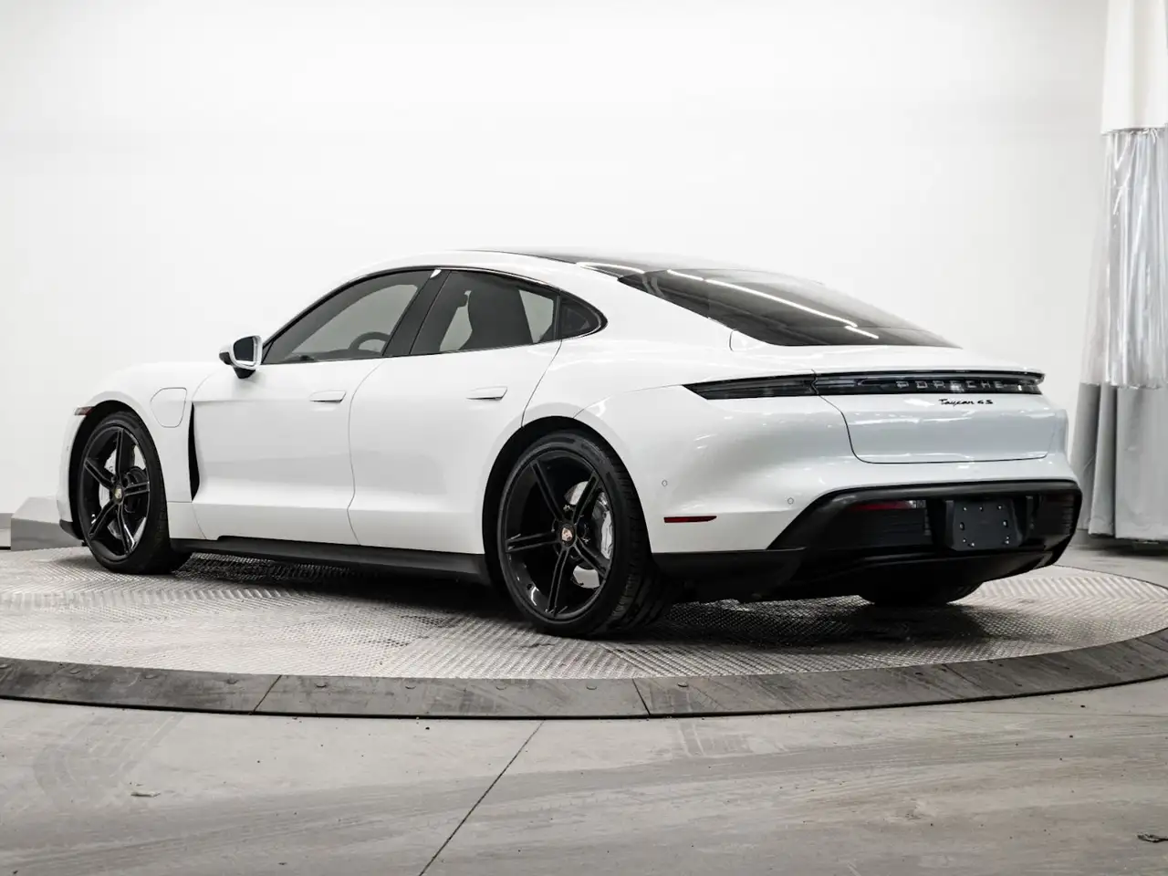 Porsche Taycan снимка Porsche Taycan
