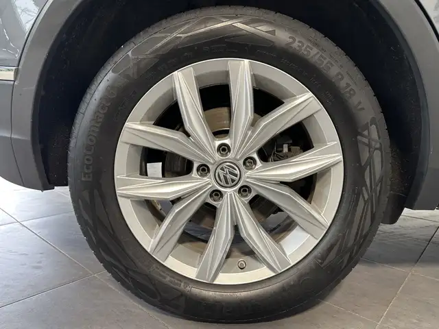 Volkswagen Tiguan view 3