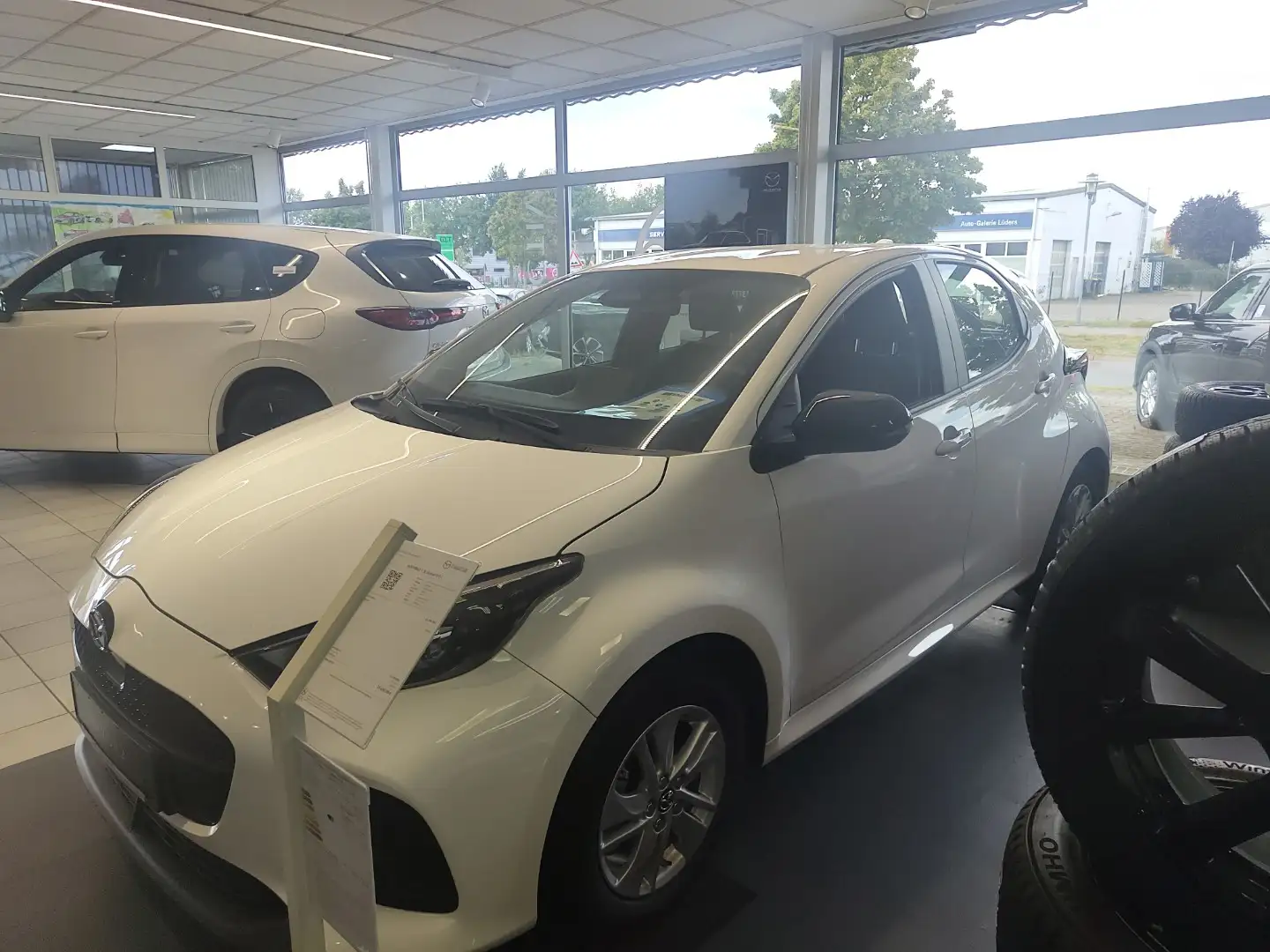 Mazda 2 Hybrid 2024 5HB 1.5L VVT-i 116 PS e-CVT FWD CENTRE Weiß - 2