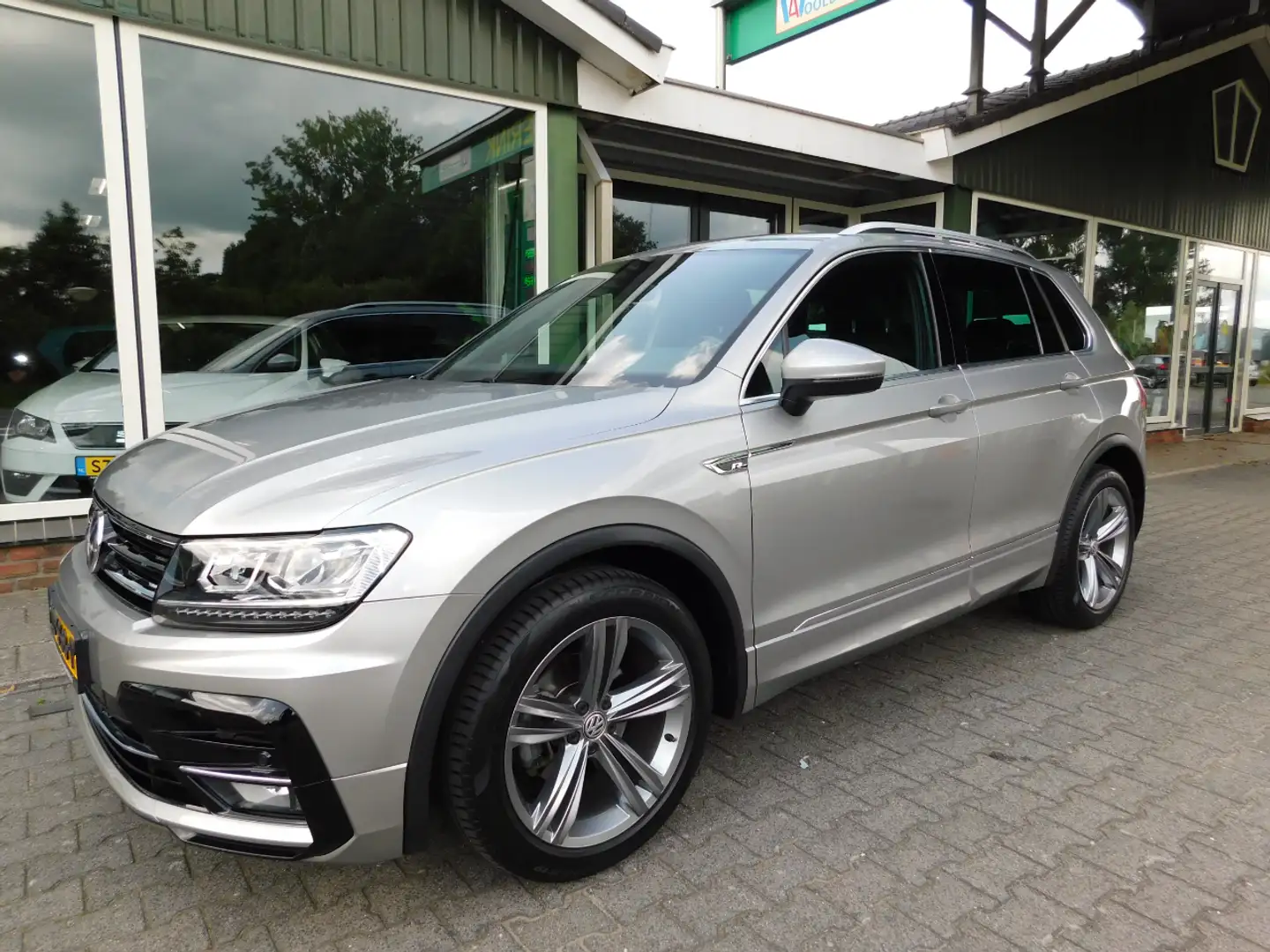 Volkswagen Tiguan 1.5TSI 131PK R-Line! All-in Prijs! Trekhaak! 1e ei Grijs - 1