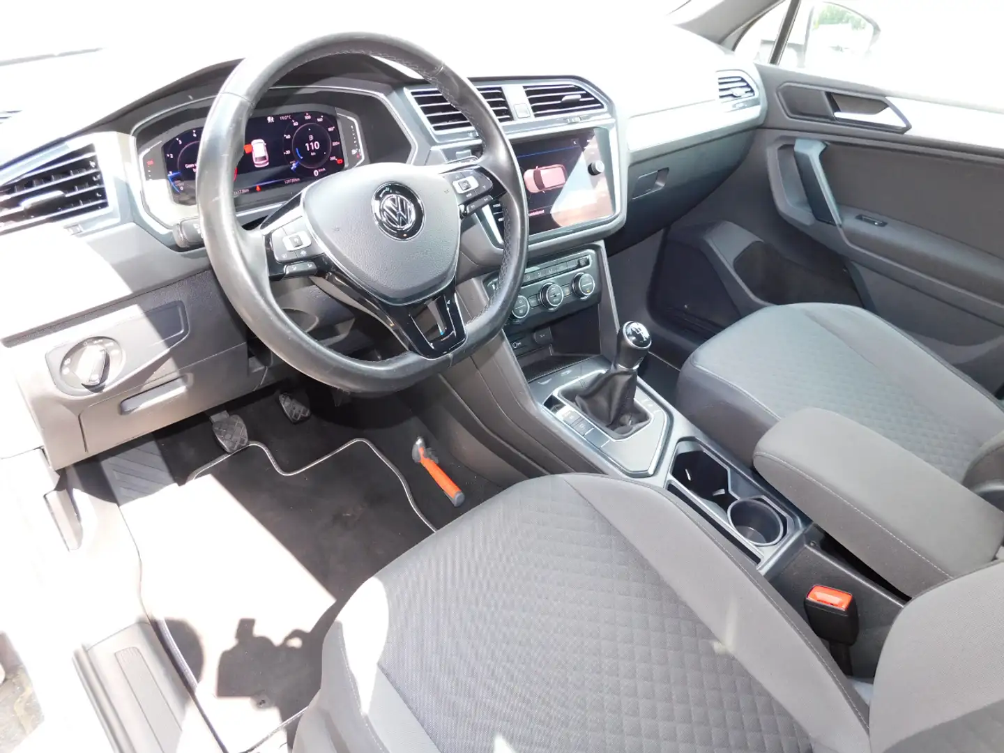 Volkswagen Tiguan 1.5TSI 131PK R-Line! All-in Prijs! Trekhaak! 1e ei Grijs - 2
