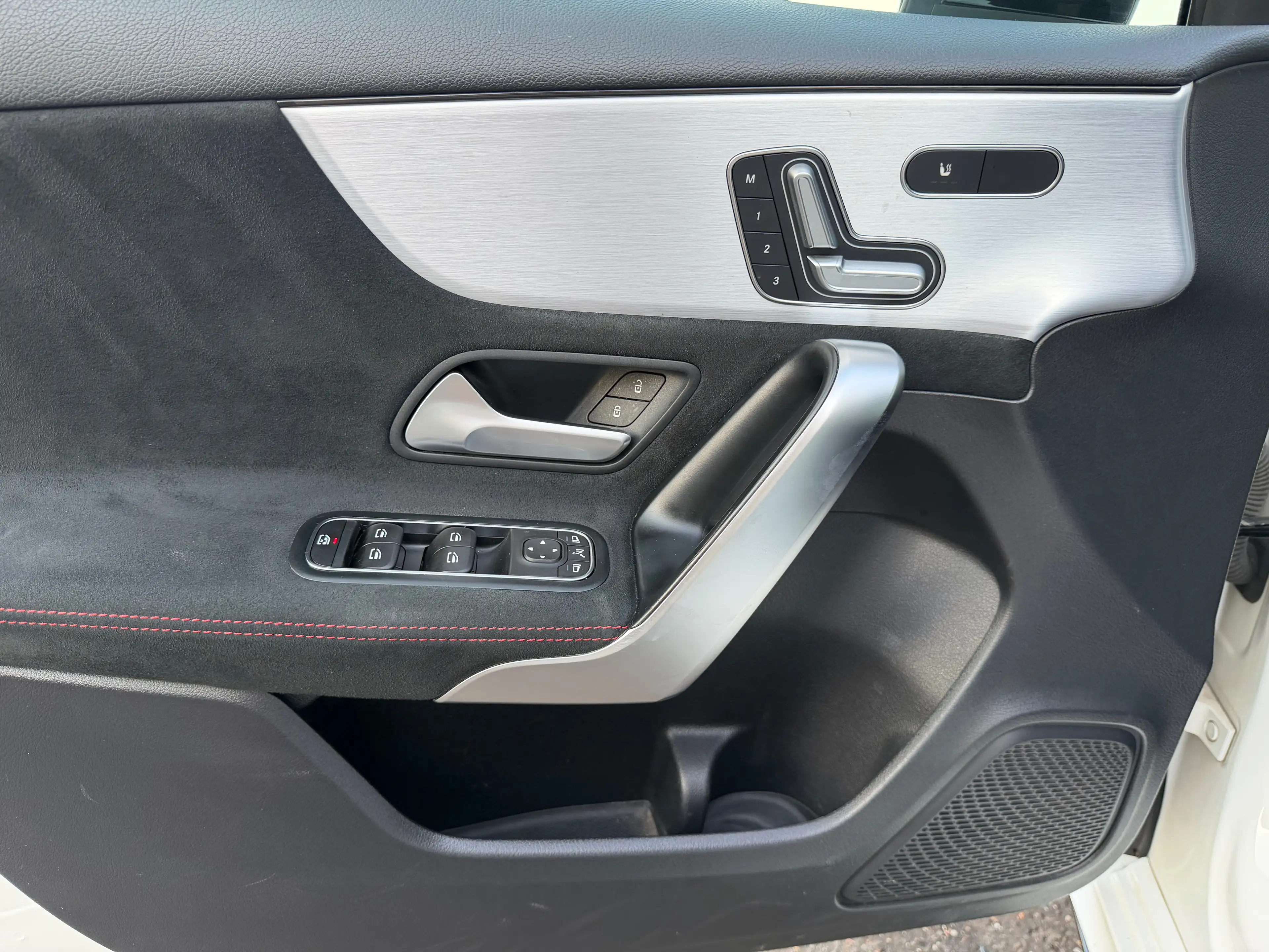 Mercedes-Benz A 35 AMG 4- MATIC *AMG BUCKET SEATS*360° CAMERA*ALCANTARA*FULL FULL OPTION* — photo 15