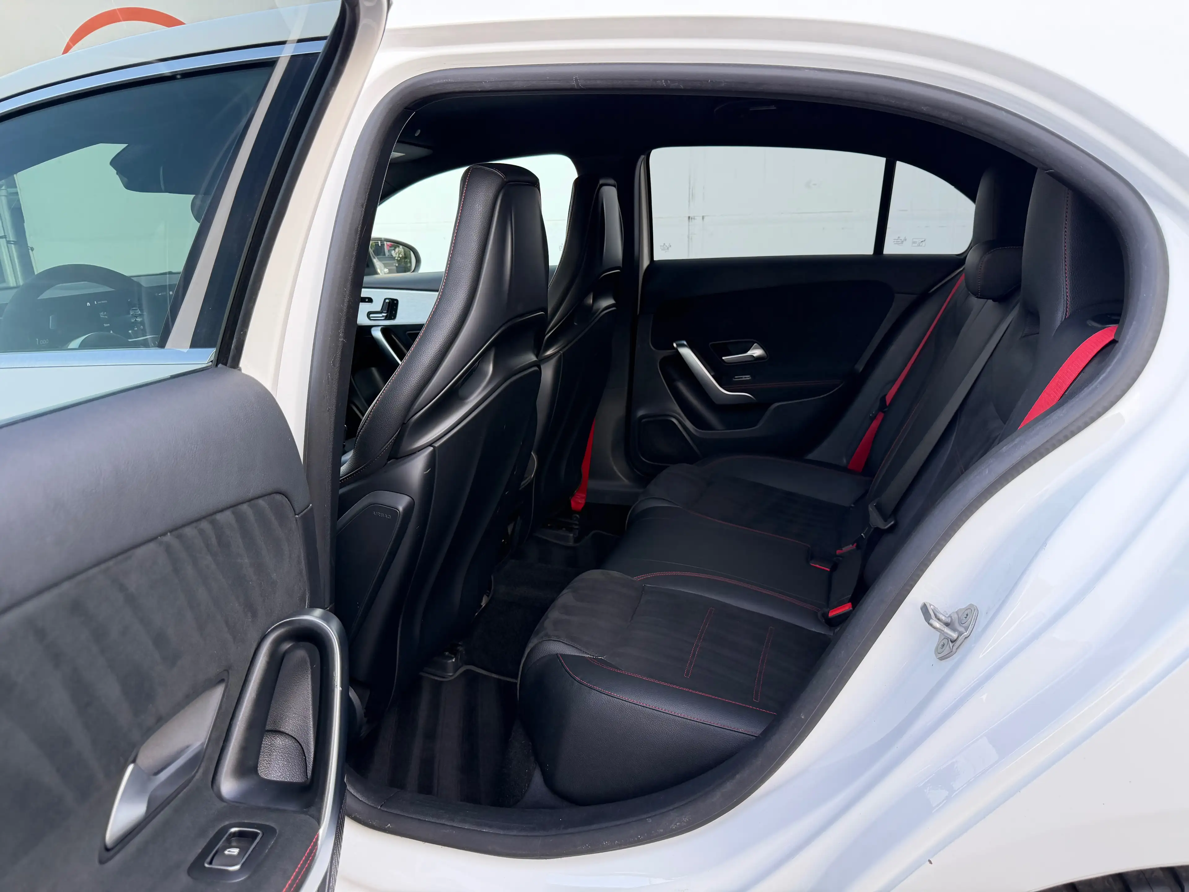 Mercedes-Benz A 35 AMG 4- MATIC *AMG BUCKET SEATS*360° CAMERA*ALCANTARA*FULL FULL OPTION* — photo 13