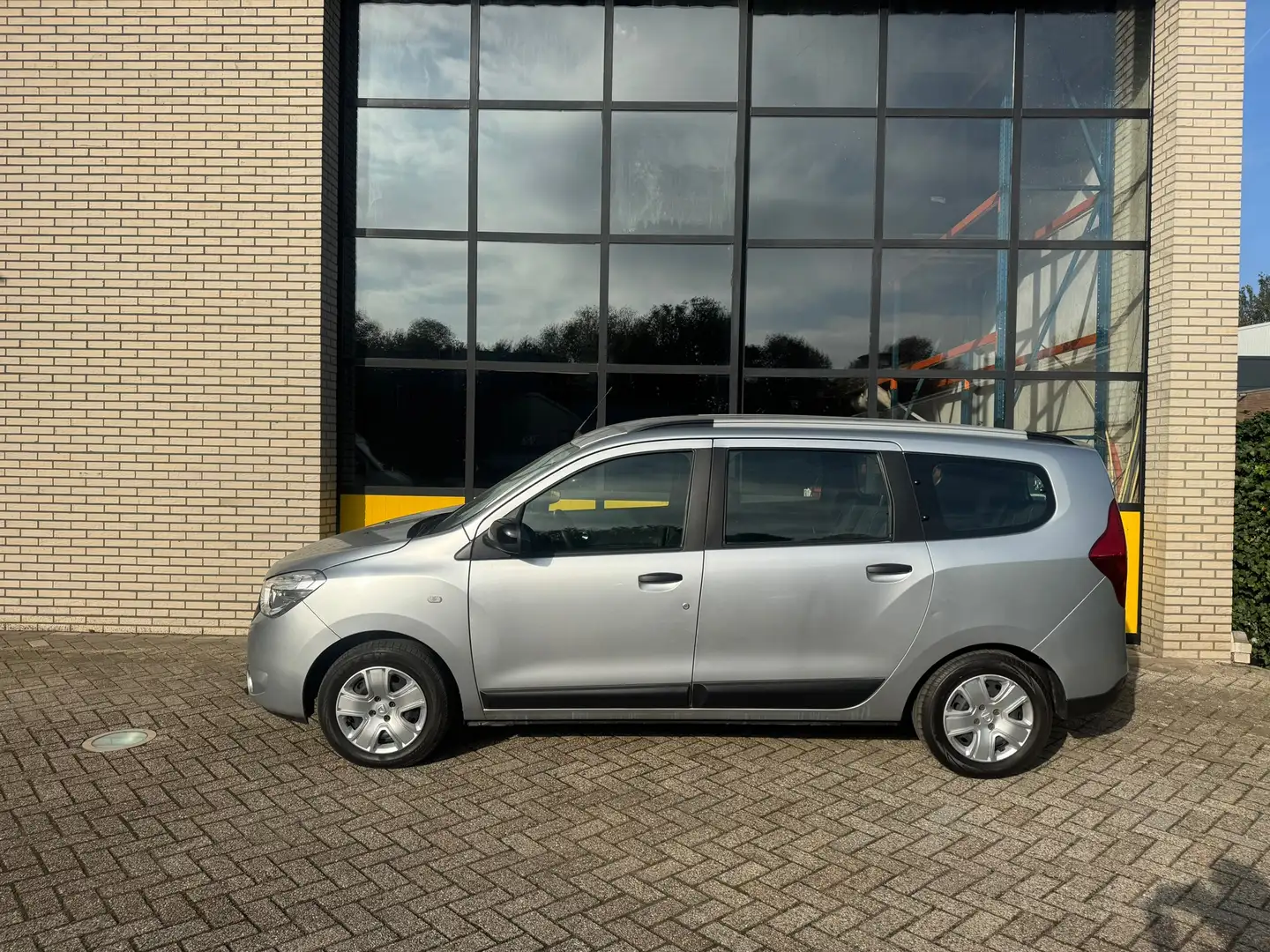 Dacia Lodgy 1.3 TCe Comfort 7p, Airco, Navi en stoelverwarming Argent - 2