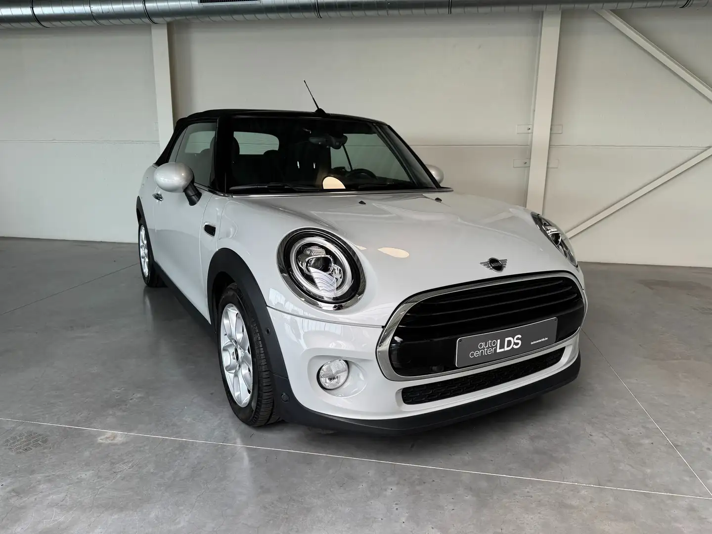 MINI Cooper Cabrio Cabriolet 1.5 automaat - LED - LEDER- Navi - Zilver - 1
