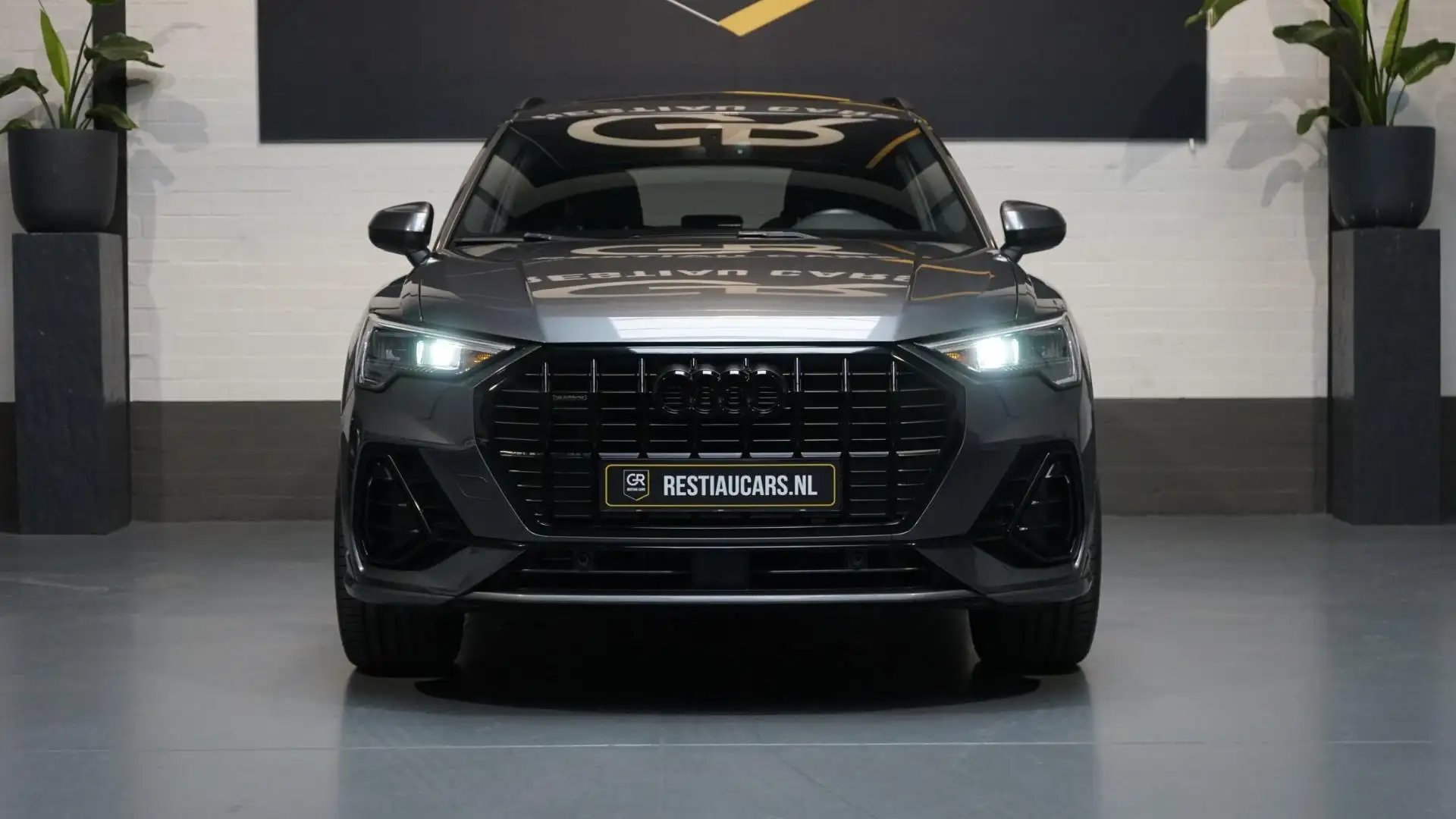Audi Q3 40 TFSI Quattro 3x S-Line Black Optik AUTOMAAT-BAN Grau - 2