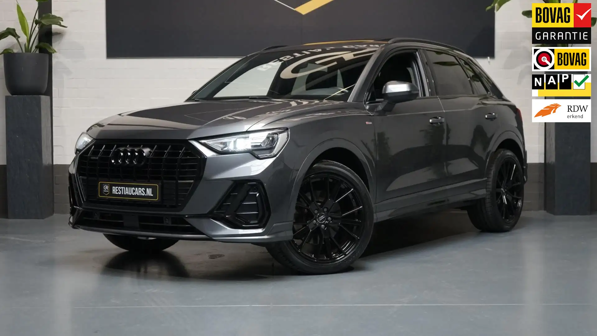 Audi Q3 40 TFSI Quattro 3x S-Line Black Optik AUTOMAAT-BAN Grau - 1