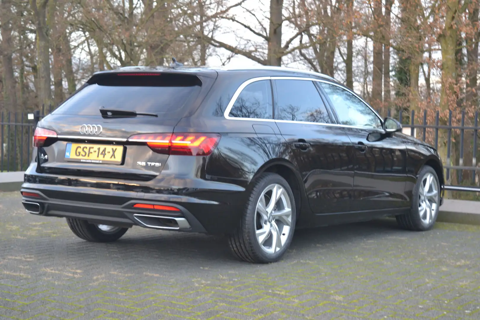 Audi A4 35 TFSi Avant Navi | LED | Leder | 17" wielen | PD Zwart - 2
