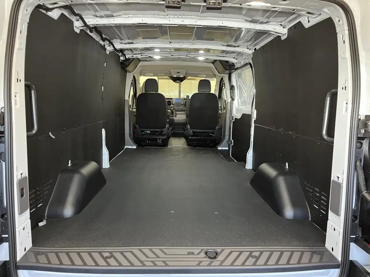 Ford Transit Cargo Van снимка Ford Transit Cargo Van