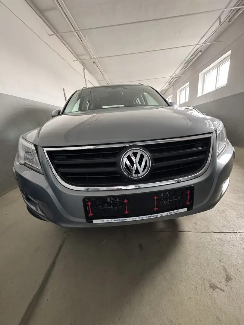 Volkswagen Tiguan Track TÜV 04/27 Allrad , Xenon , Pano .Ahz ! Grau - 1